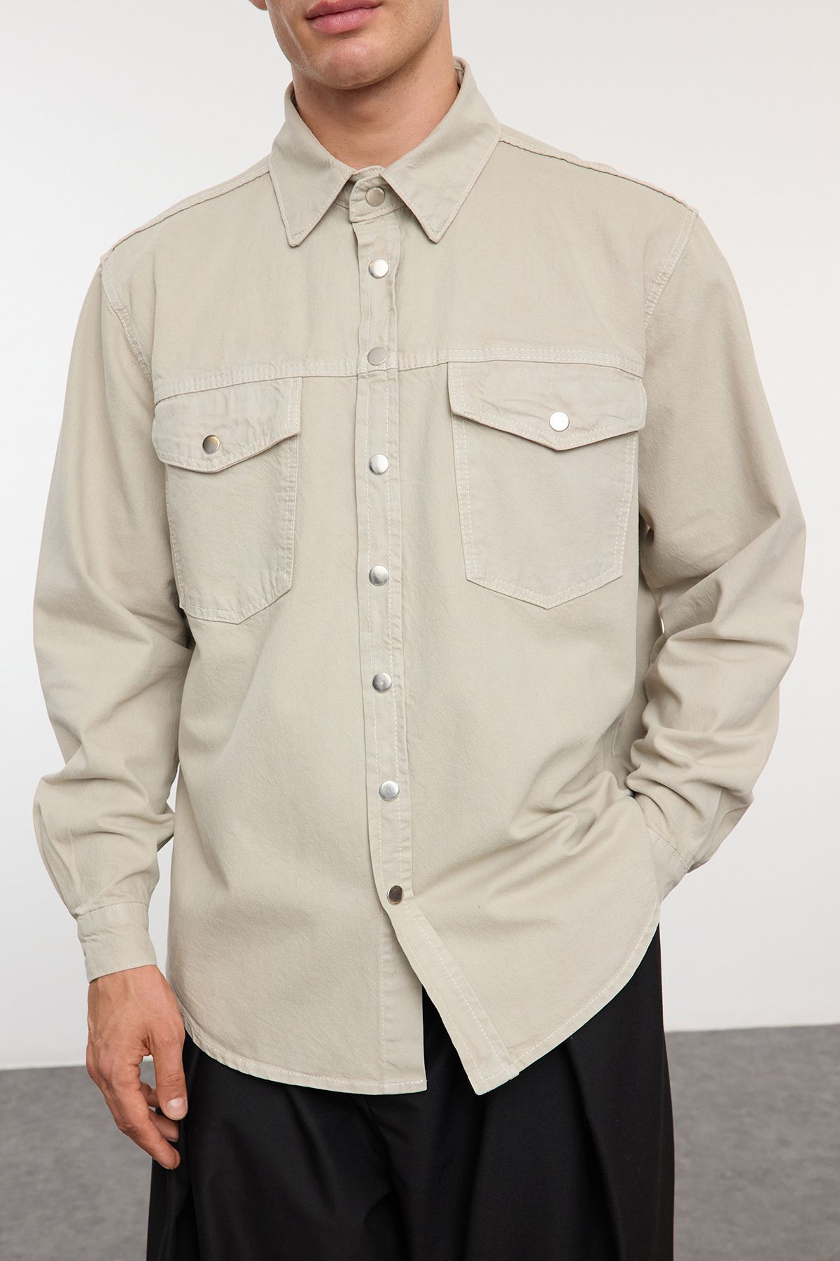 Trendyol Collection-Beigefarbenes Unisex-Jeanshemd aus 100 % Baumwolle, normale Passform TMNAW25CE00000 4