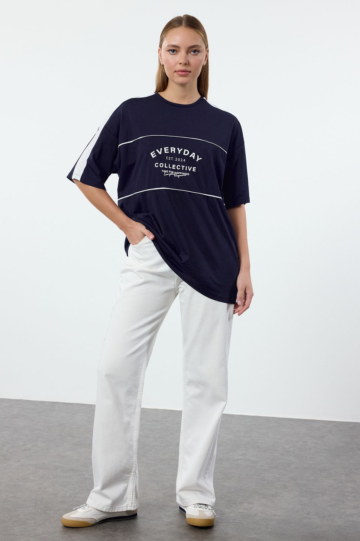Trendyol Collection Granatowa Koszulka Oversize Z Blokami Kolorów - 100% Bawełna, Slogan, Szeroki Krój Kobieta - XL