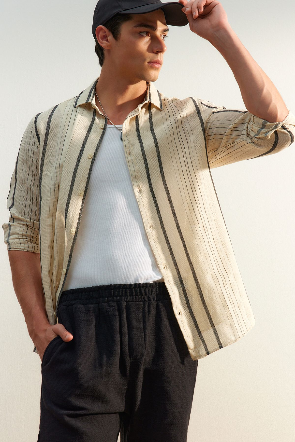 Trendyol Collection-Hochwertiges, schwarz gestreiftes Leinenhemd mit normaler Passform TMNSS23GO00056 2