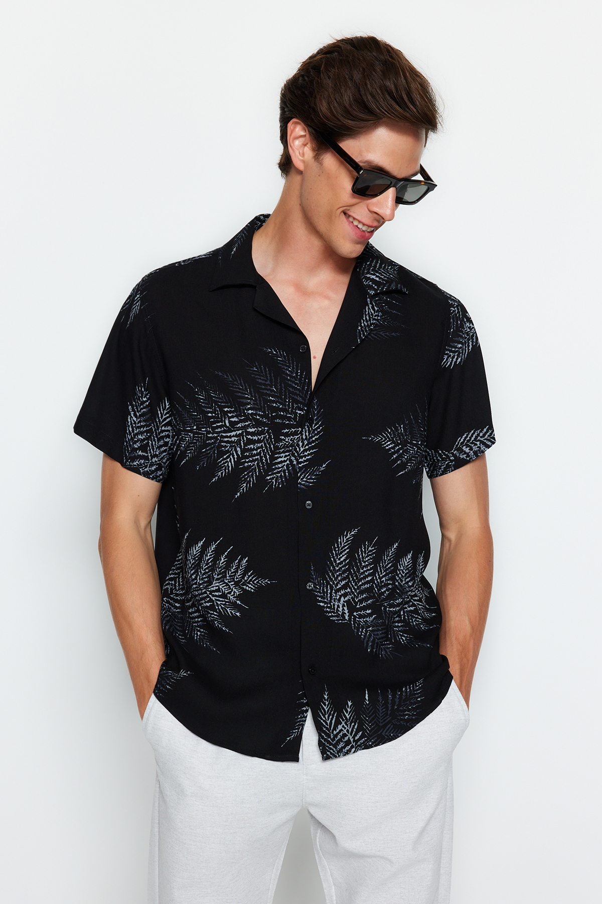 Trendyolmilla Man Siyah Regular Fit Apaş Yaka Kısa Kol Salaş Gömlek TMNSS20GO0574