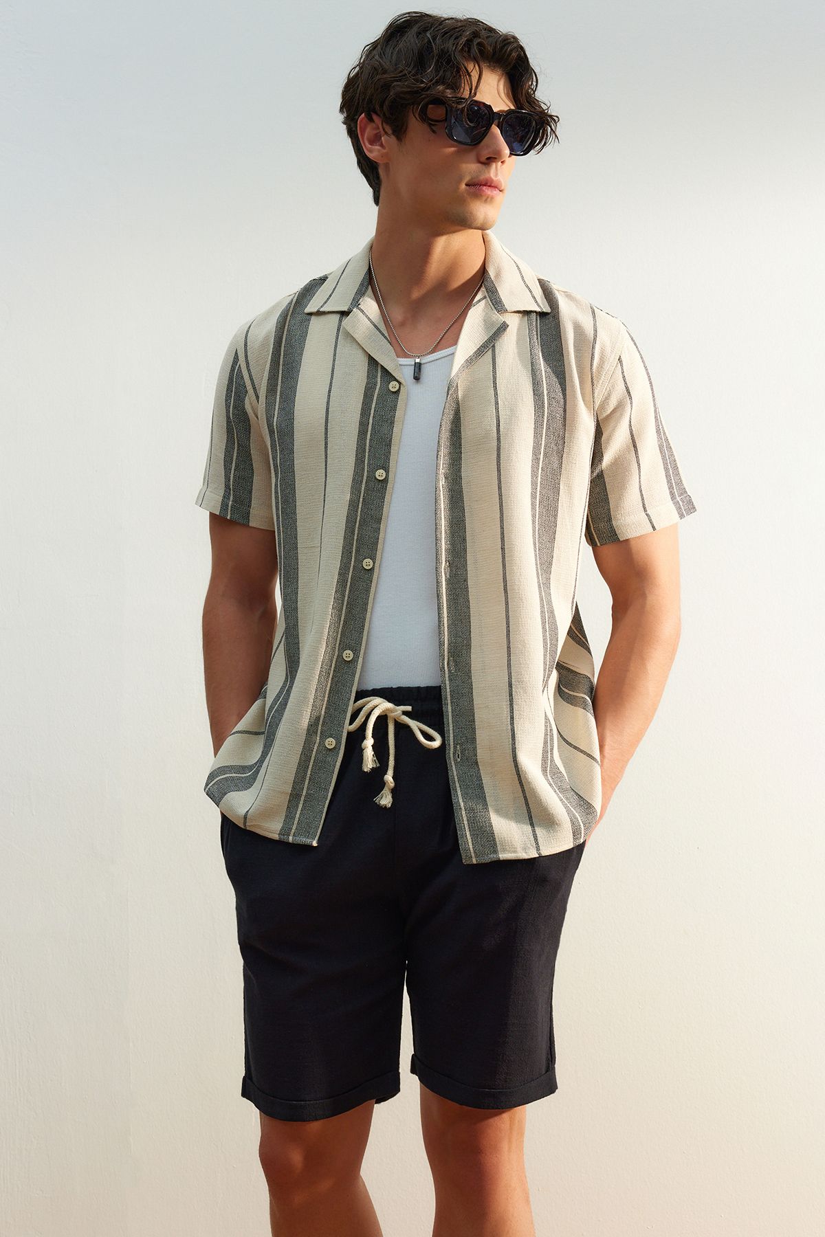 Trendyol Collection Limitovaná edice černé letní košile s pruhy - Regular Fit TMNSS23GO00060