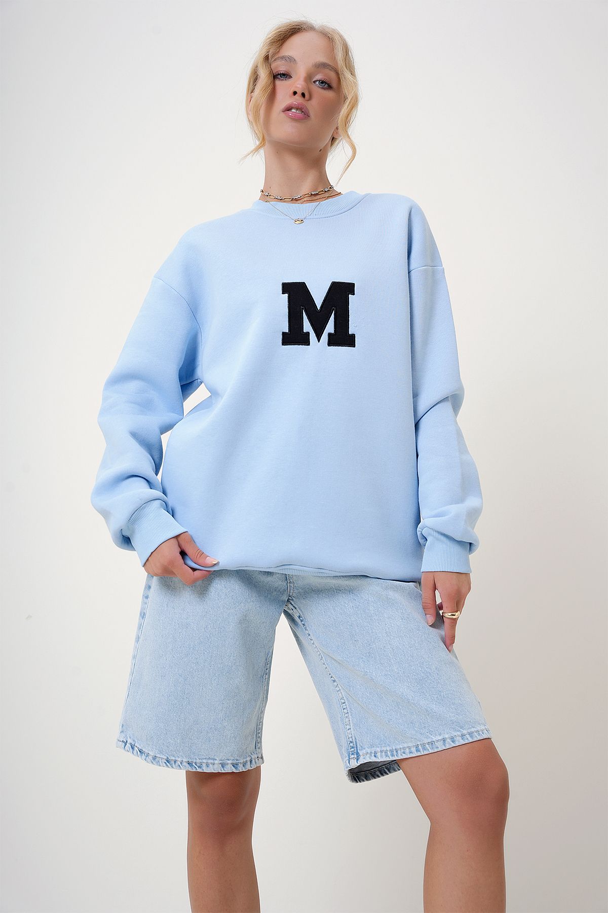 Trend Alaçatı Stili Niebieska Haftowana Bluza Oversize Z Okrągłym Dekoltem - Alc-x12754 Kobieta - S