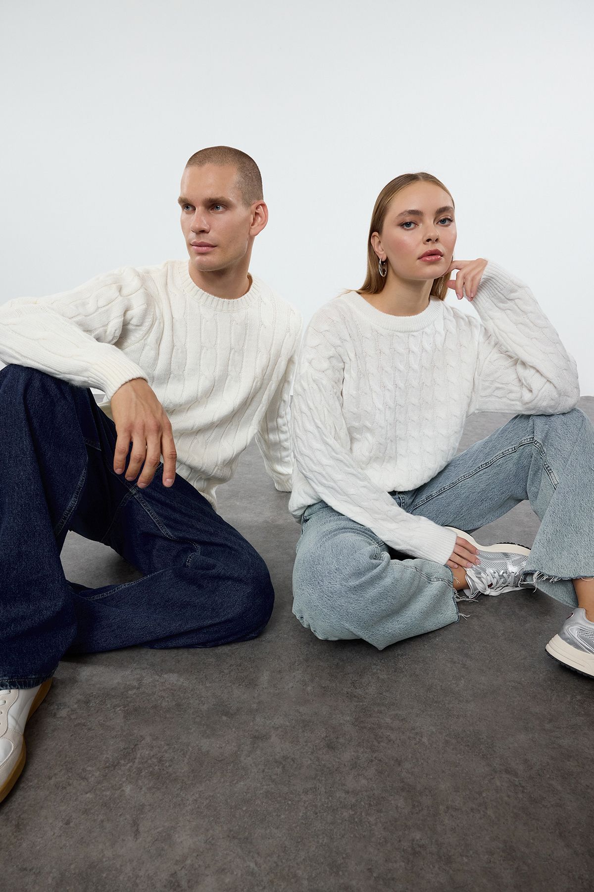 Trendyol Collection-Ecru Unisex Sweter z dzianiny z okrągłym dekoltem i wzorem włosów - Tmnaw25Kz00005 1