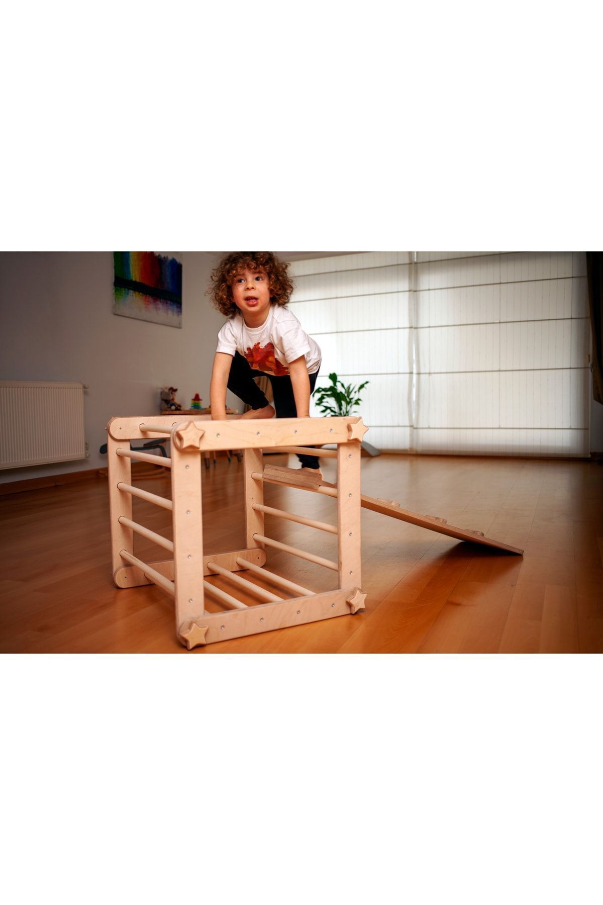 مکعب چوبی فعالیت مونته‌سوری – ترازو و رمپ با سنگ‌ها