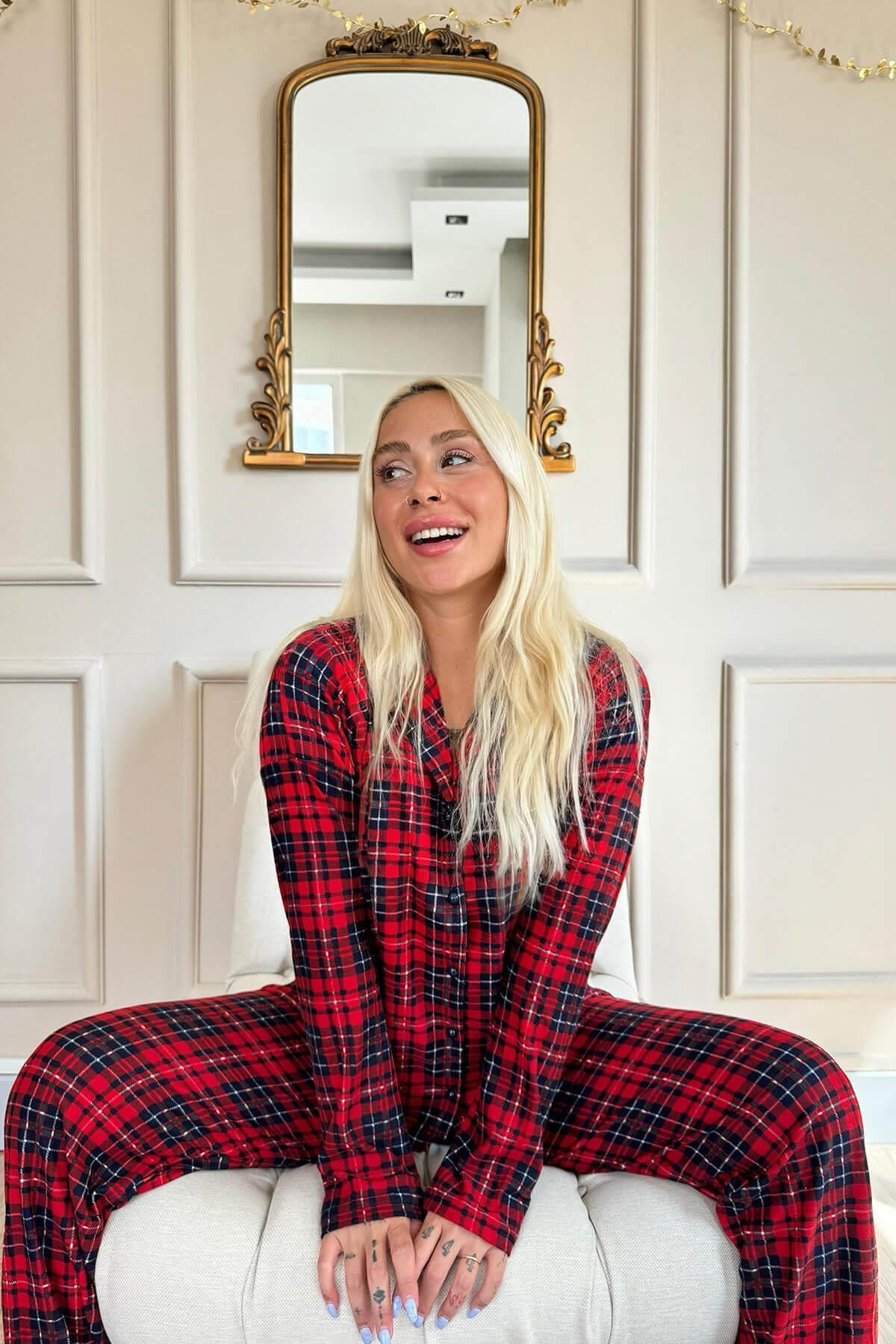 Pijamaevi-Long Sleeve Velvet Pajama Set - Buttoned Front, Checkered Pattern 4