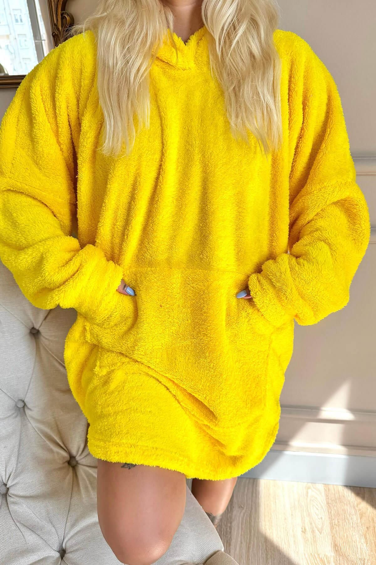 Pijamaevi-Gelber, übergroßer Sweat-Poncho-Pyjama aus Vollplüsch mit Kapuze 6