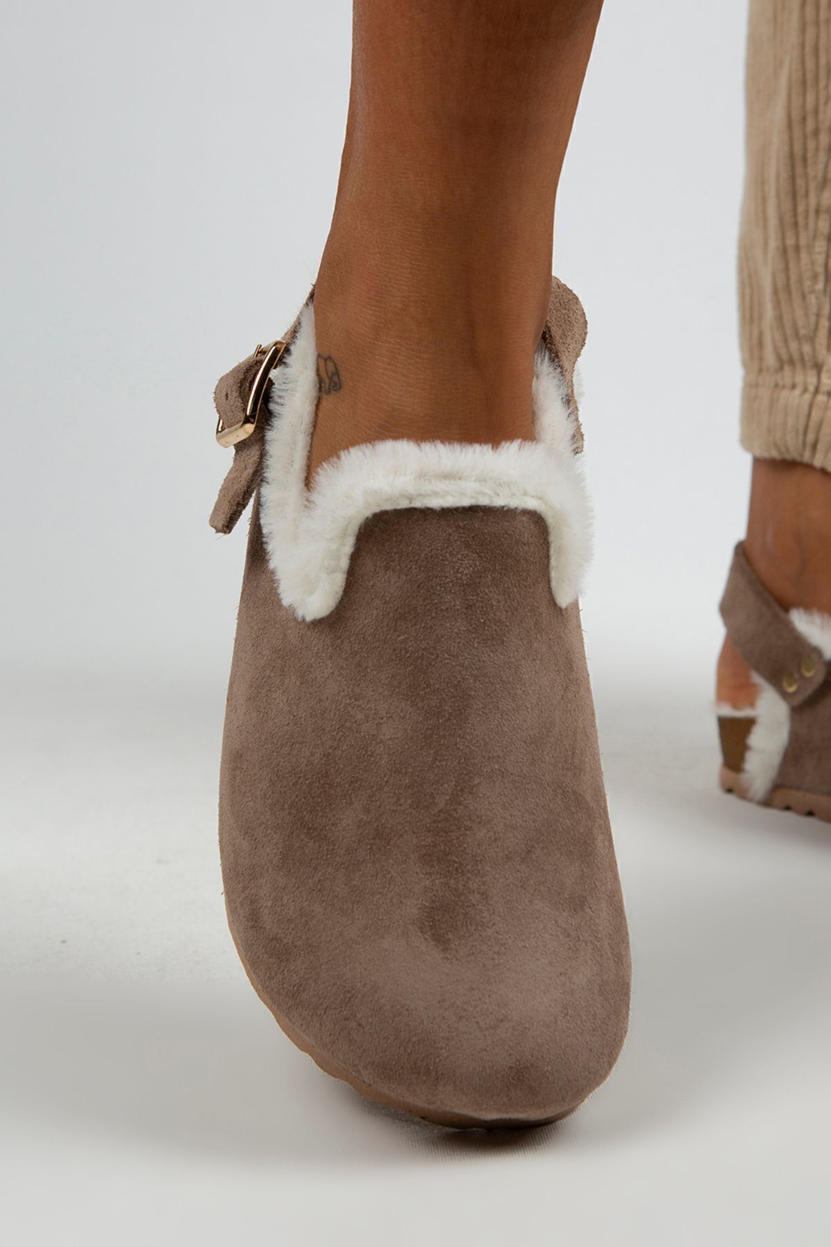 Manijero  Holly Kürklü Kadın Hakiki Deri Kemerli Tokalı Kürklü Vizon Süet Sandalet - Görsel 5