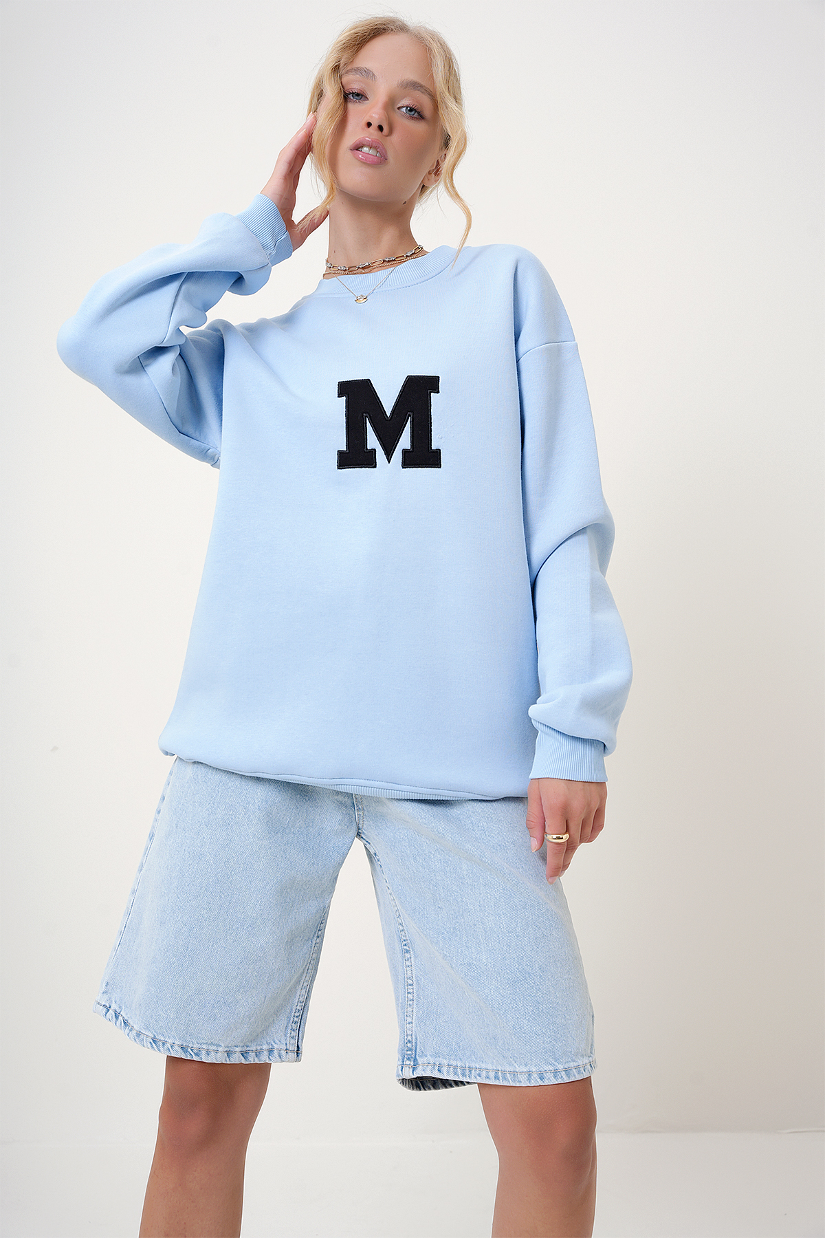 Trend Alaçatı Stili  Kadın Mavi Bisiklet Yaka Nakışlı İçi Şardonlu Oversize Sweatshirt ALC-X12754 - Görsel 4