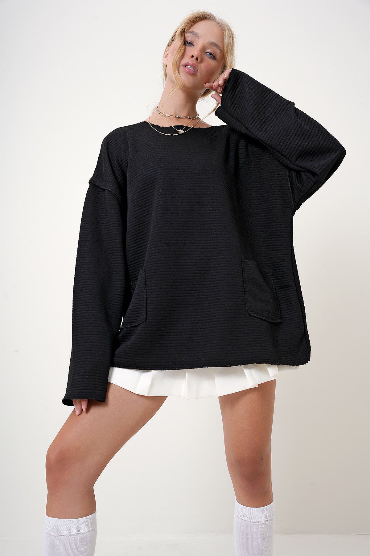 Trend Alaçatı Stili Czarny sweter oversize z sznurkiem - okrągły dekolt, dwie...