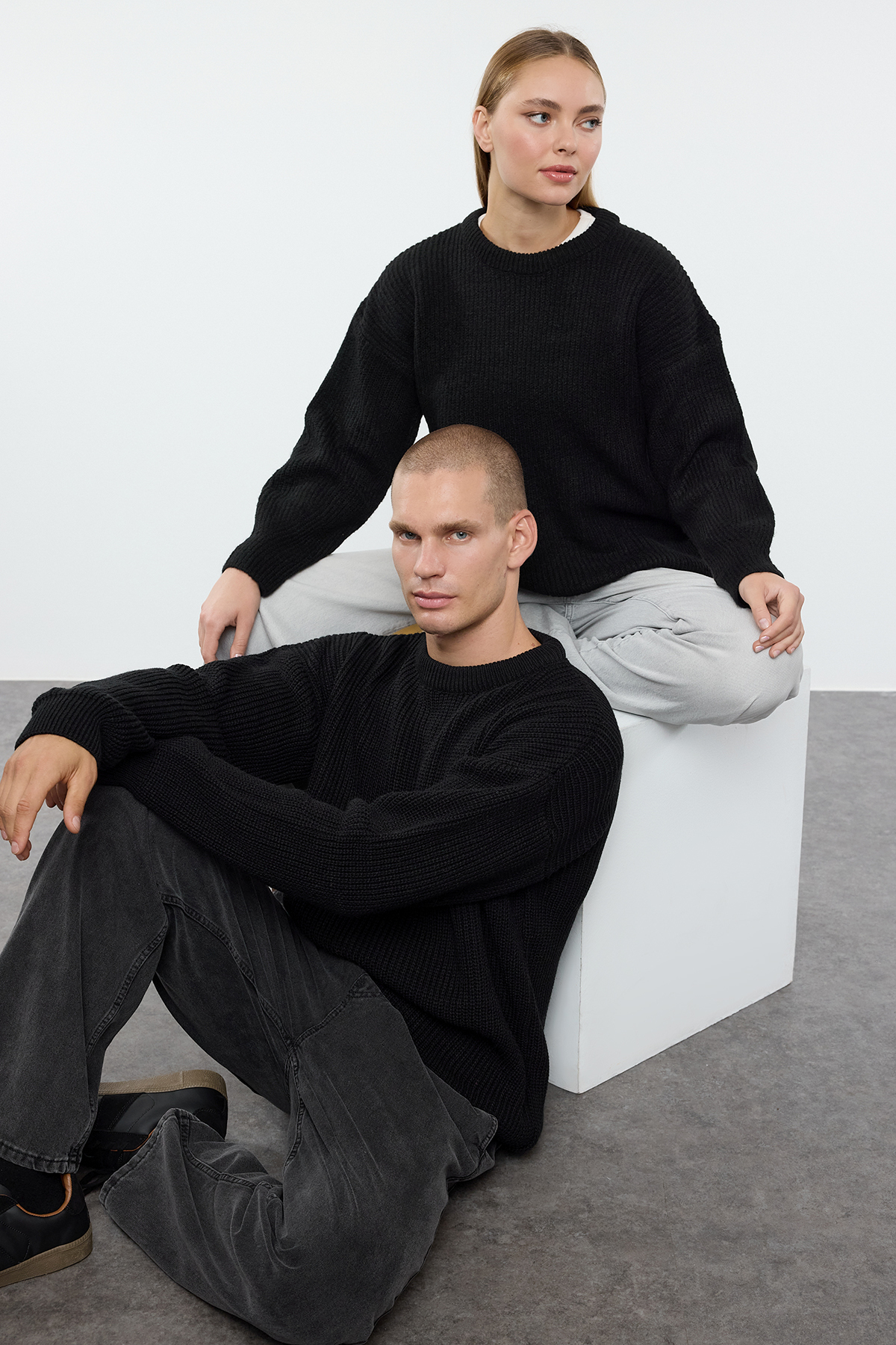 Trendyolmilla Man Siyah Oversize Couple/Çift Bisiklet Yaka Düz Triko Kazak TMNAW23KZ00189
