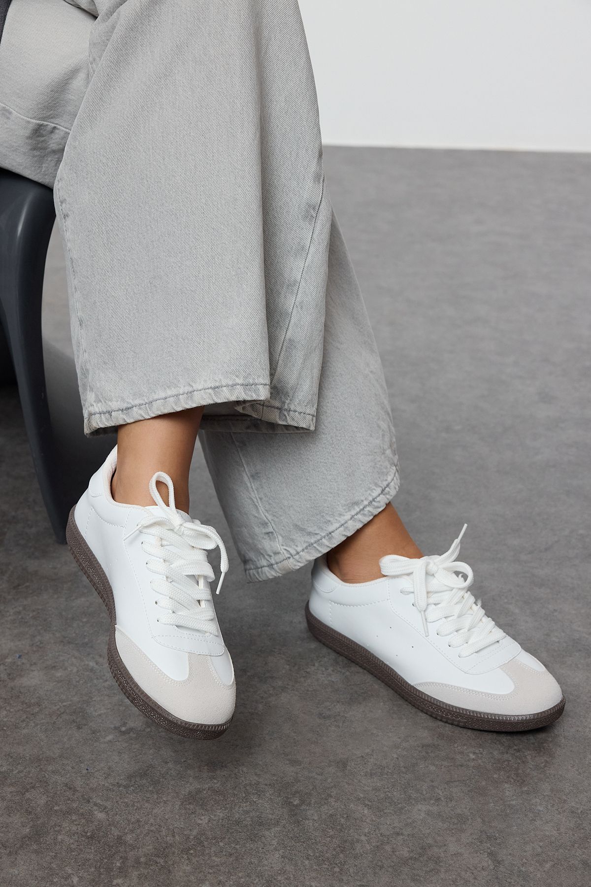 TRENDYOL SHOES Retro Weiße Damen Sneakers - Schnürer Takaw25sn00005