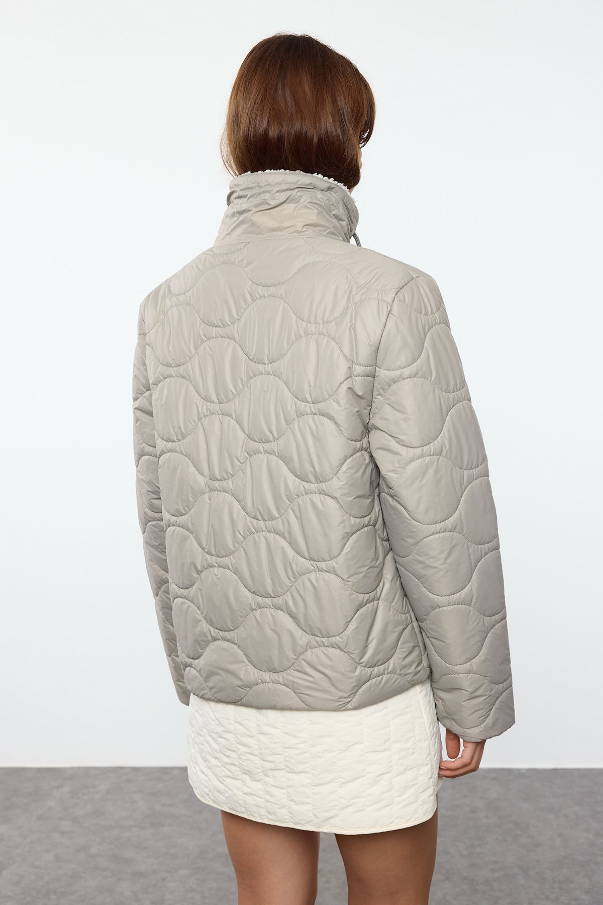 Trendyol Collection-Szürke, állógallérral steppelt kabát - normál szabású TWOAW25MO00175 5