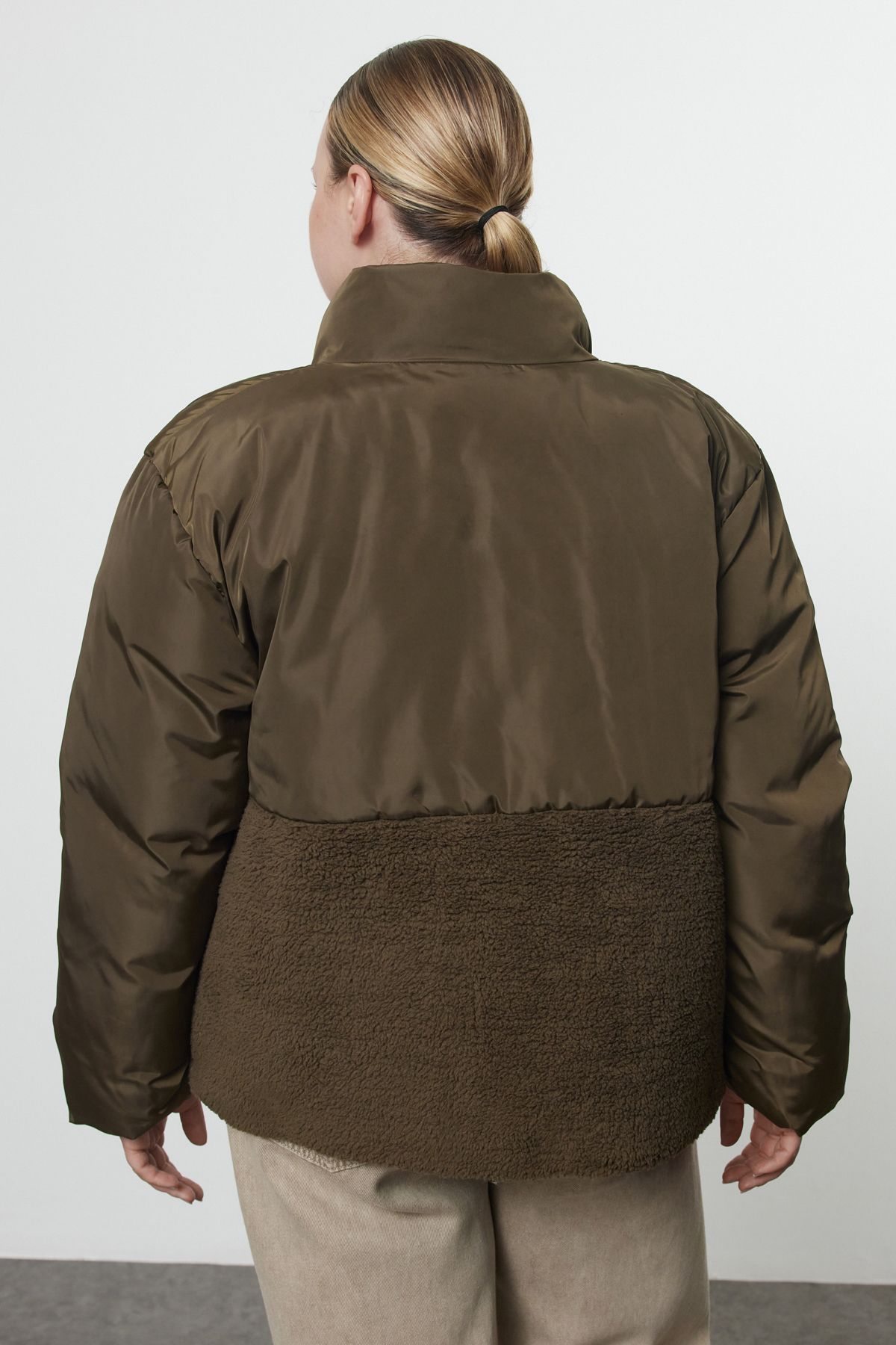 Trendyol Curve-Khaki színű blokkolt plüss kabát - RegularFit Tbbaw25aw00013 5