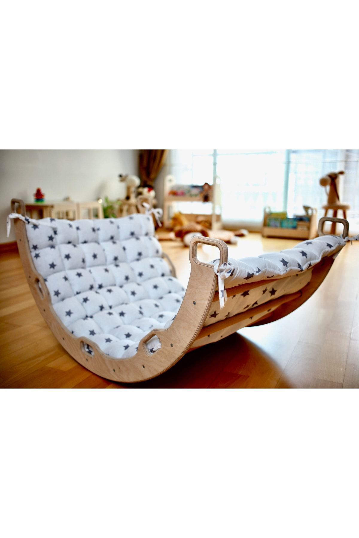 کوسن سفید با طرح ستاره برای کمربند و تسمهٔ صعود مونتهسوری پیکلر