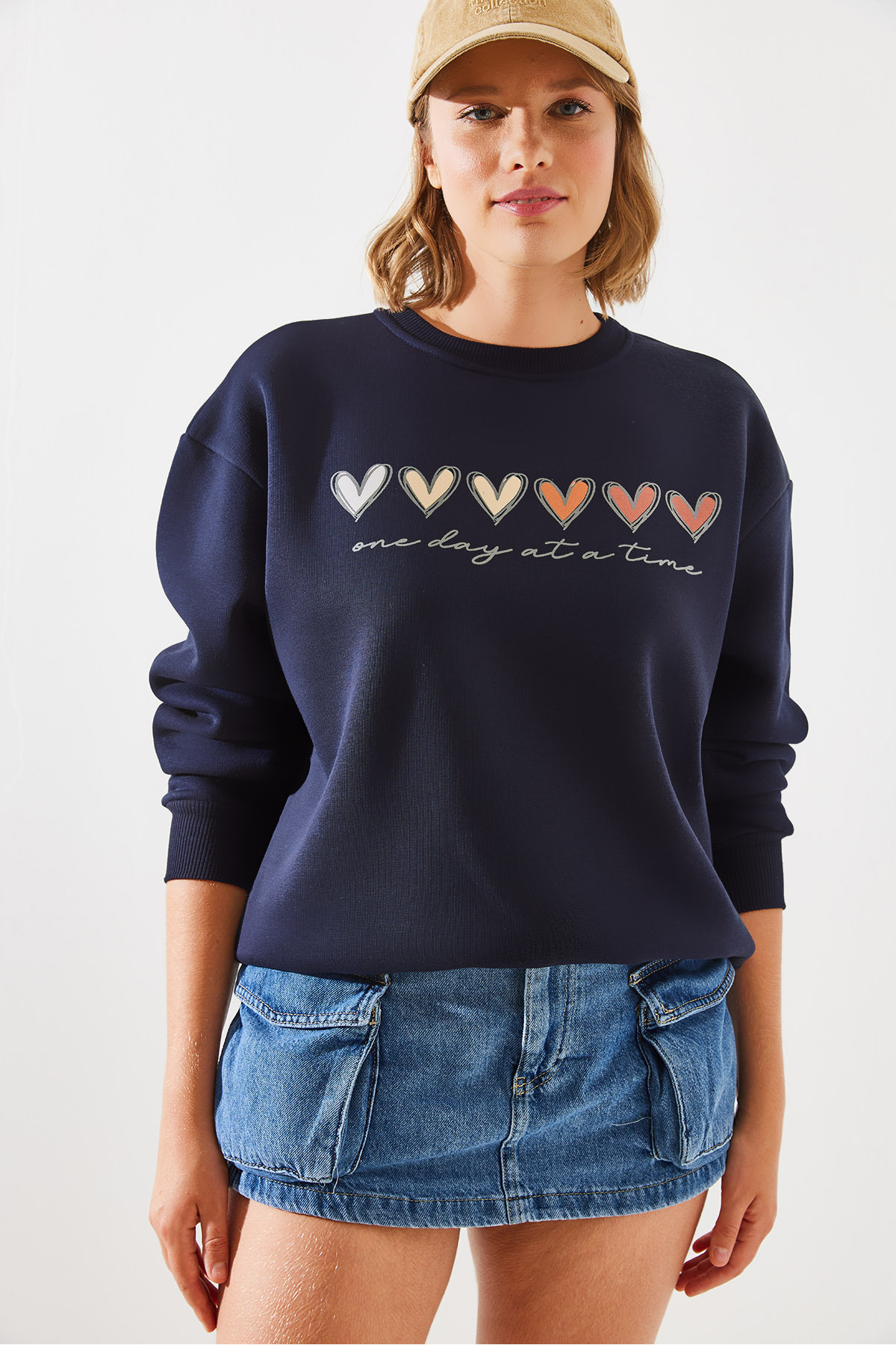 LUCCI Heart Print Crew Neck Sweatshirt 4