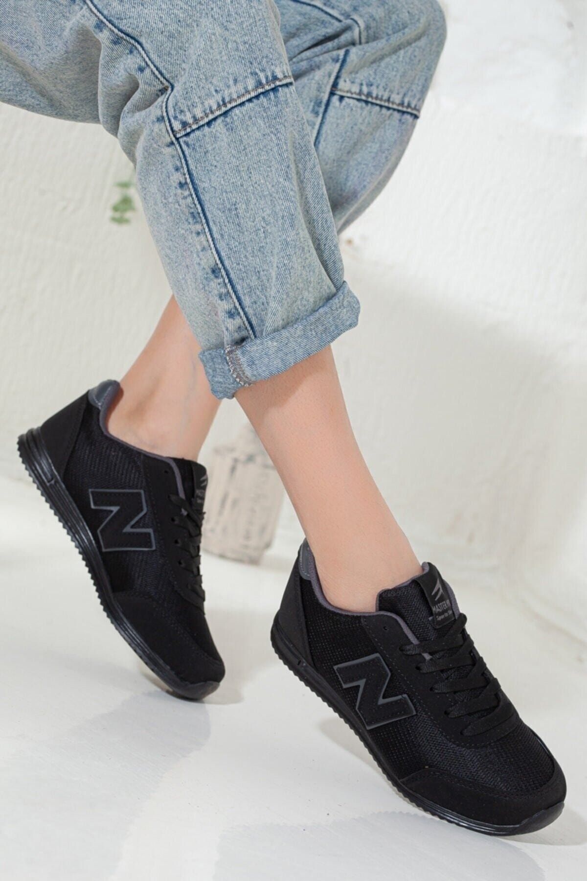 des chaussures de sport casual sneaker avec des lacets noirs