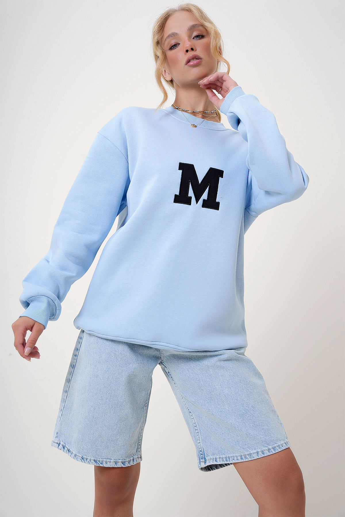 Trend Alaçatı Stili  Kadın Mavi Bisiklet Yaka Nakışlı İçi Şardonlu Oversize Sweatshirt ALC-X12754 - Görsel 2
