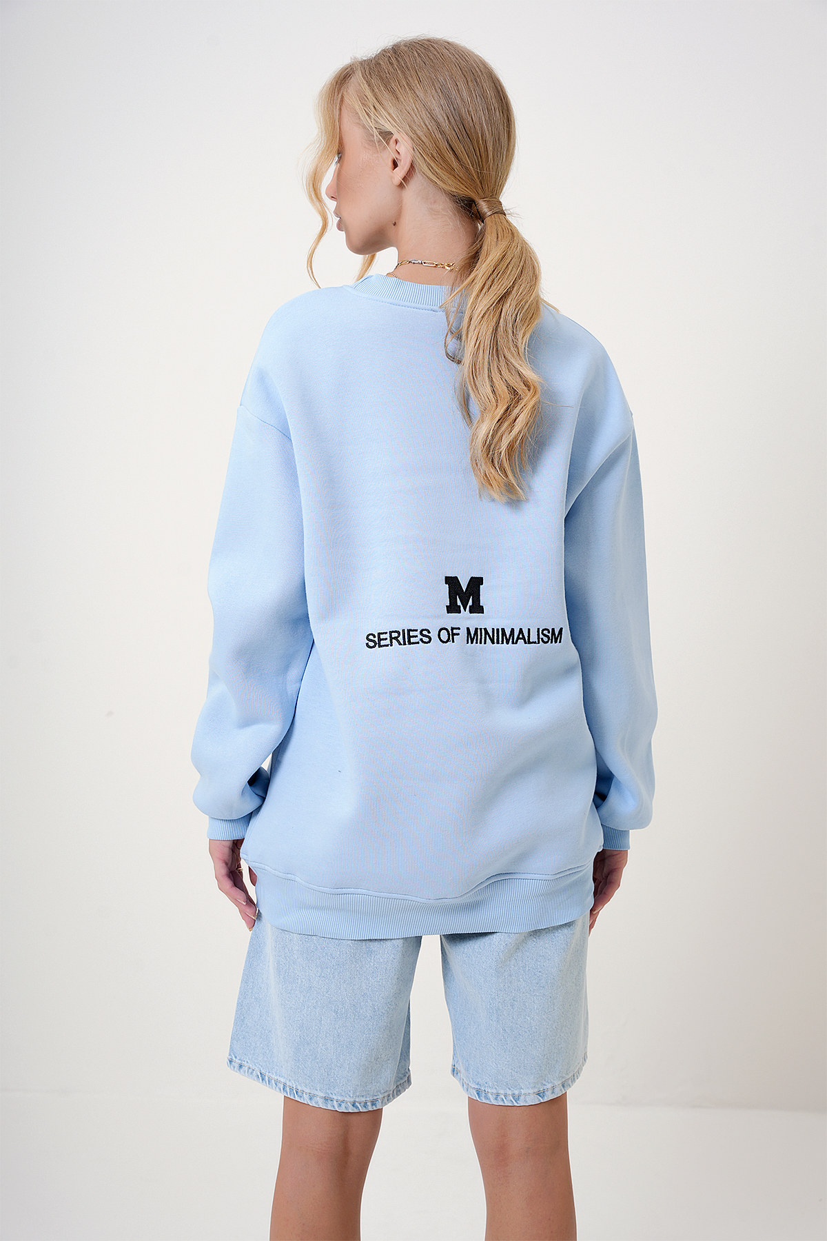 Trend Alaçatı Stili  Kadın Mavi Bisiklet Yaka Nakışlı İçi Şardonlu Oversize Sweatshirt ALC-X12754 - Görsel 5