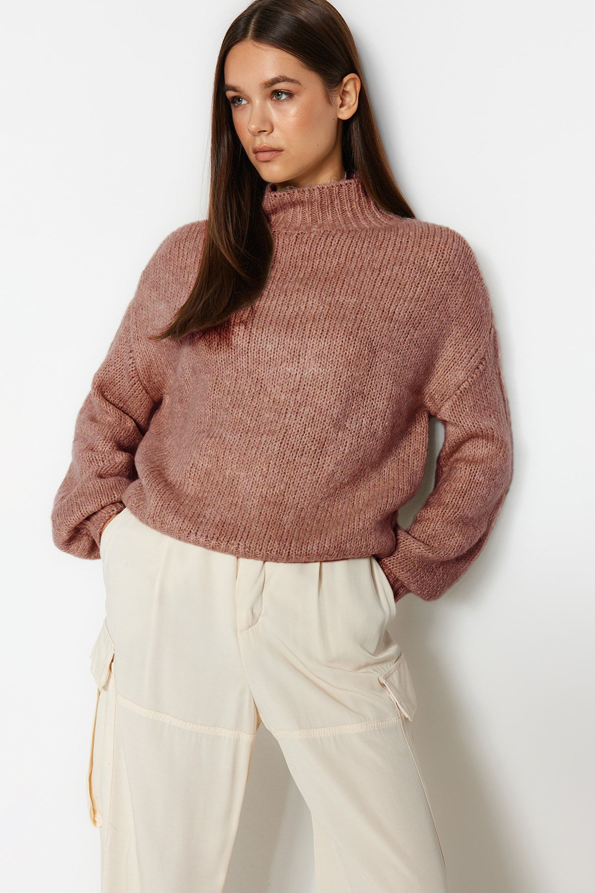 Kolekcia Trendyol Dusty Rose Soft Textured Hrubý pletený sveter s výstrihom TWOAW24KZ00290