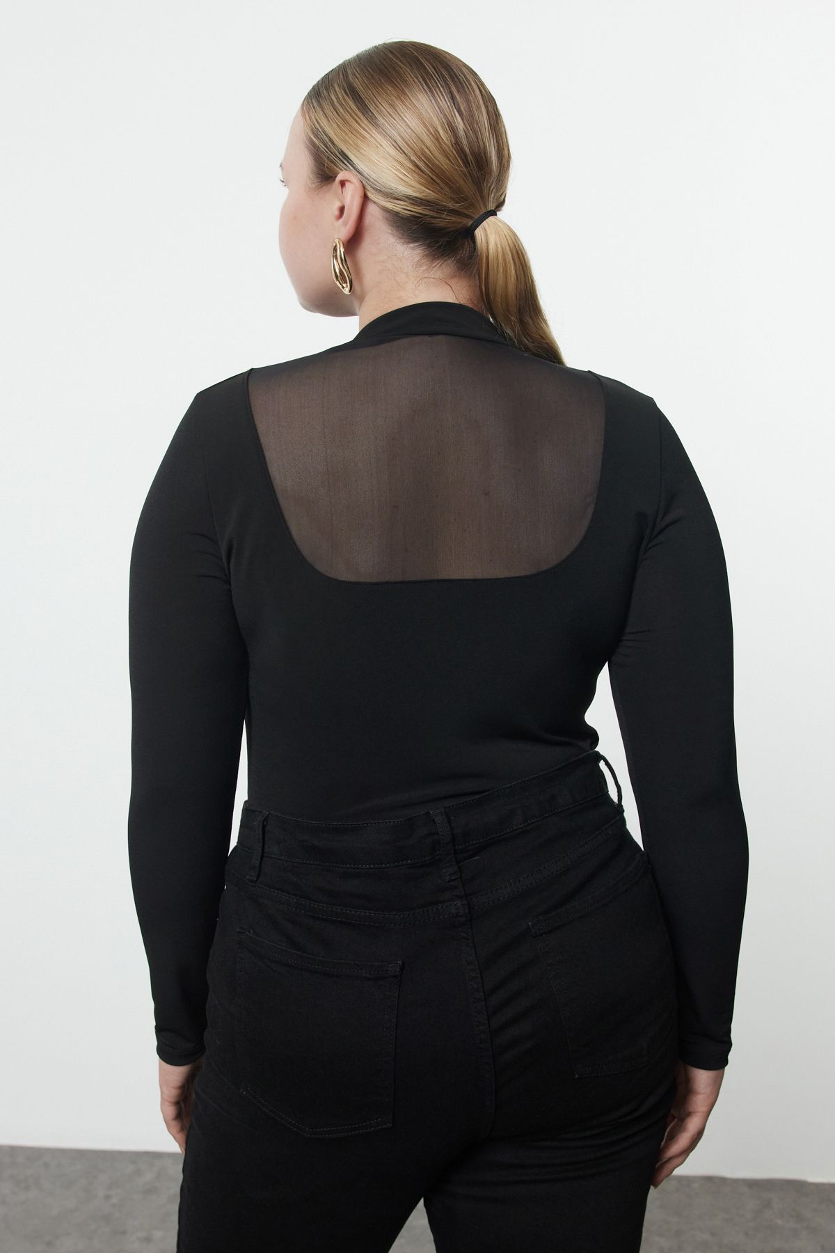 Trendyol Curve-جسم محبوك باللون الأسود مع تفاصيل من التول المرن - أكمام طويلة، ياقة واقفة TBBAW25CS00003 5