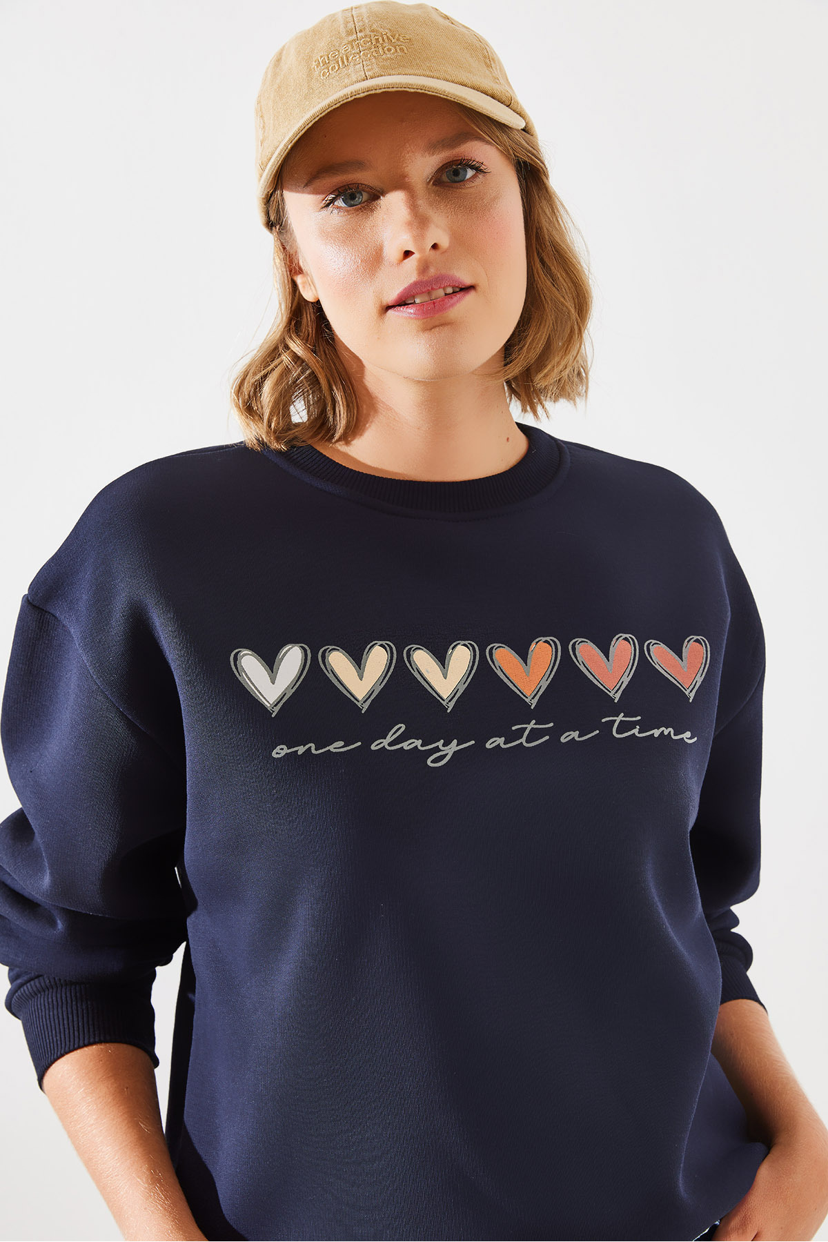 LUCCI Heart Print Crew Neck Sweatshirt 2