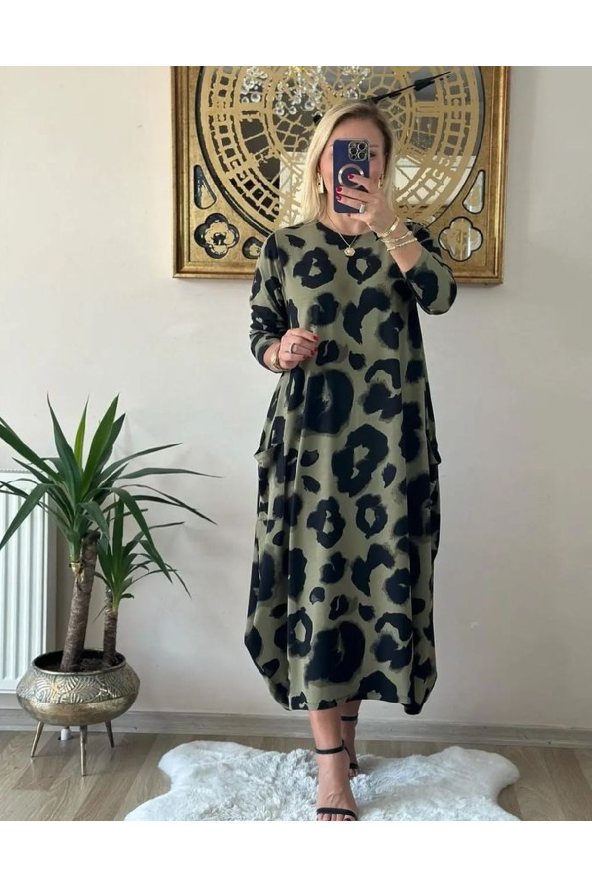 la femme est une haki avec un motif cristallin