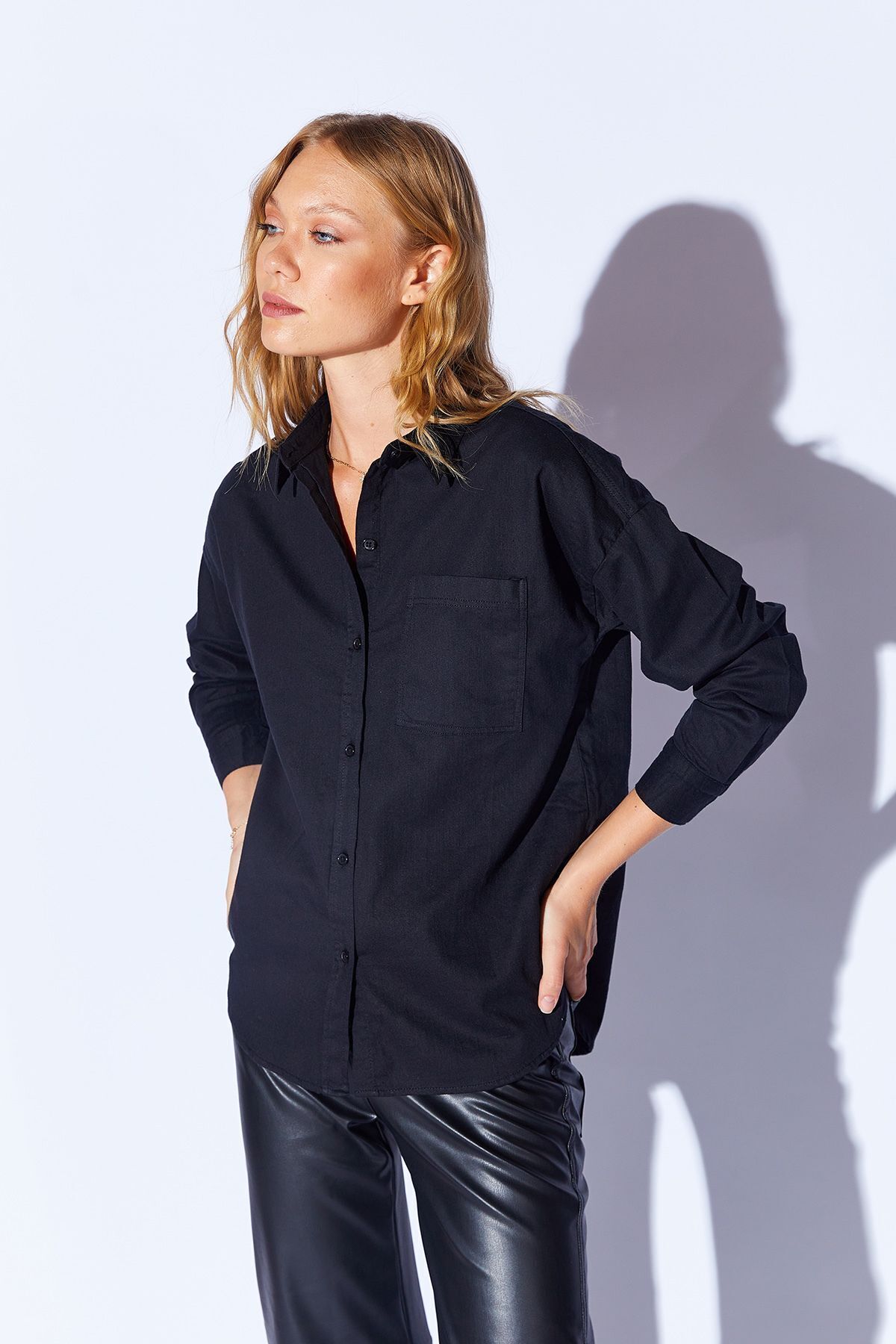 Siyah Oversize tek cepli gabardin rahat kesim soft dokulu pamuk kadın gömlek  | MKW168174-01