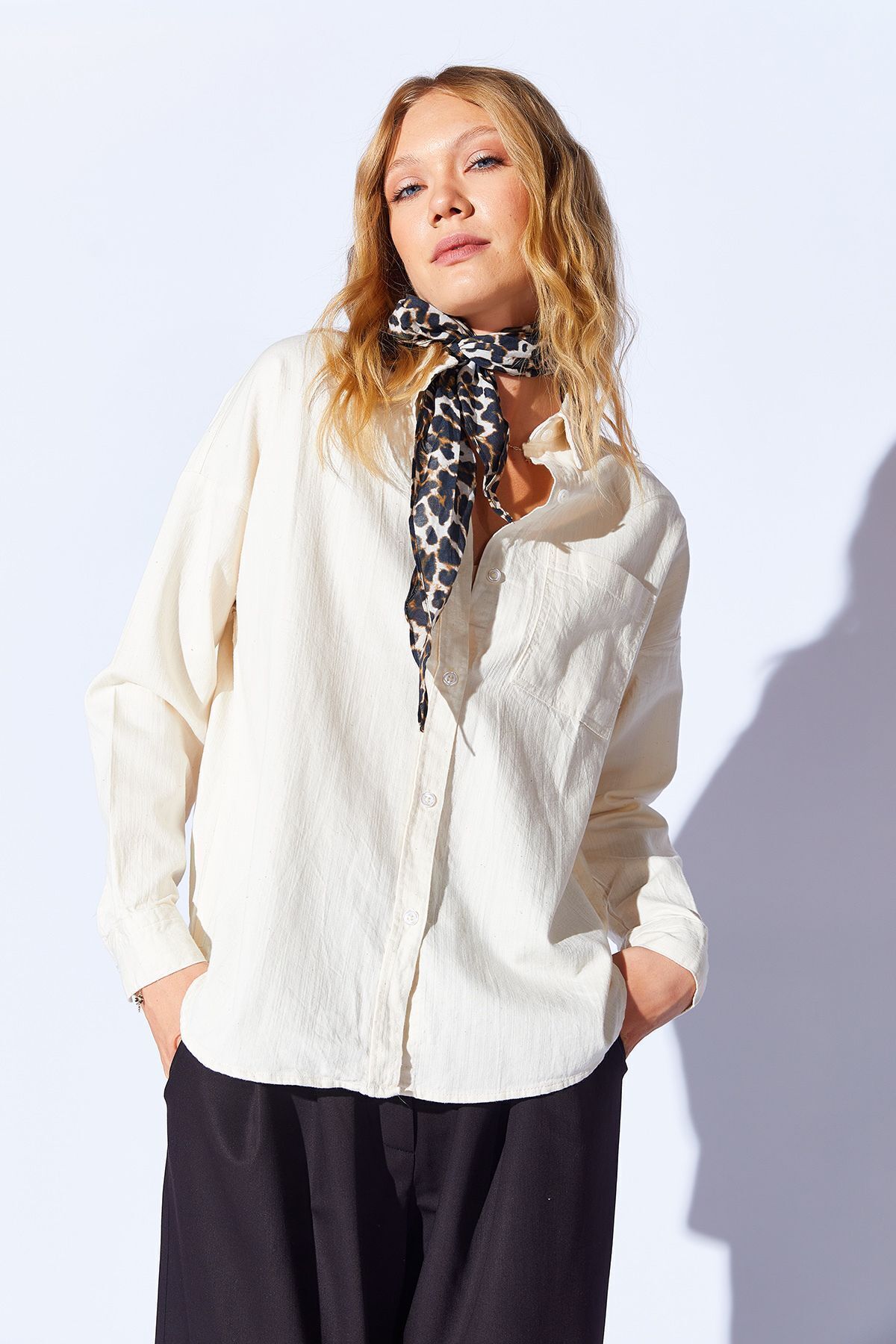 Ekru Oversize tek cepli gabardin rahat kesim soft dokulu pamuk kadın gömlek  | MKW168174-01
