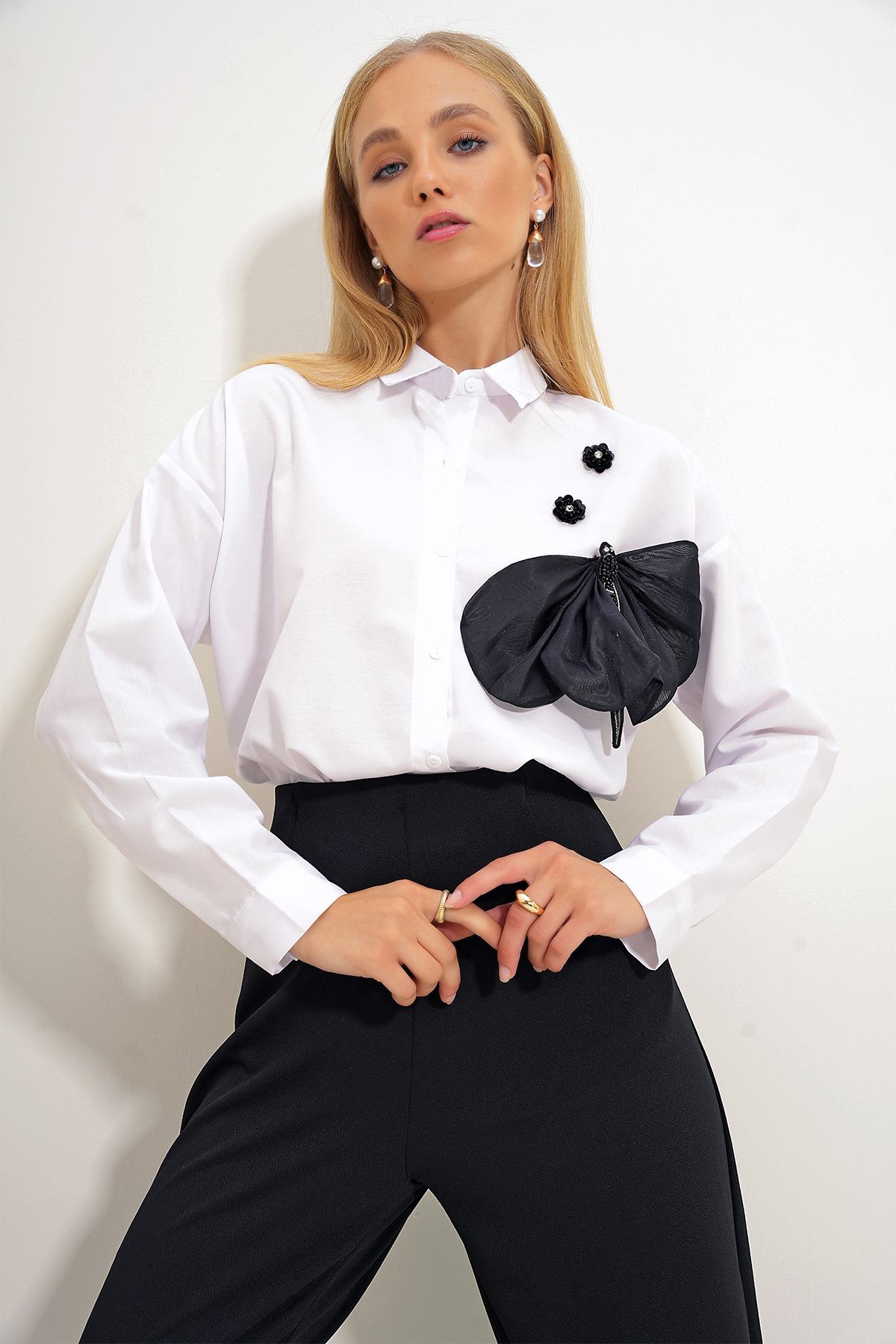 Trend Alaçatı Stili-Cămașă oversize de damă cu accesorii albe - ALC-X12657 2