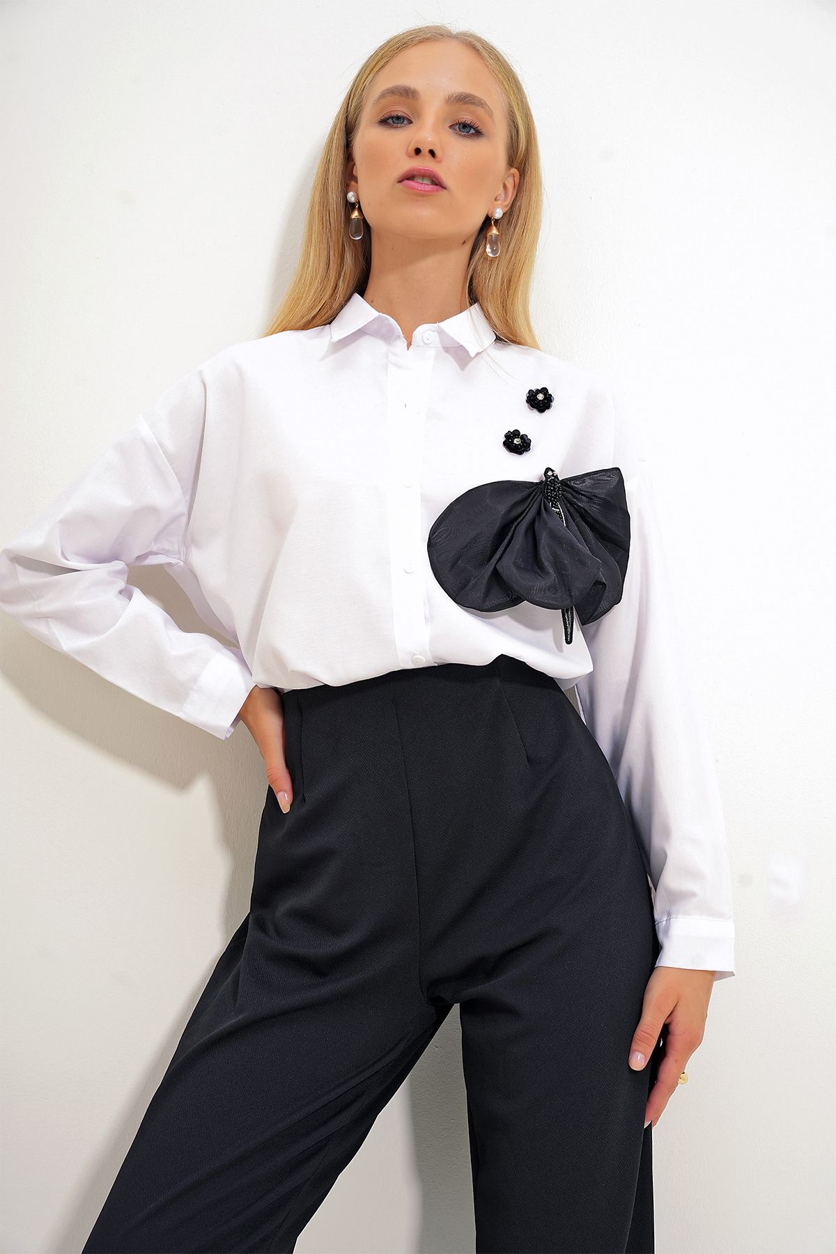 Trend Alaçatı Stili-Cămașă oversize de damă cu accesorii albe - ALC-X12657 6