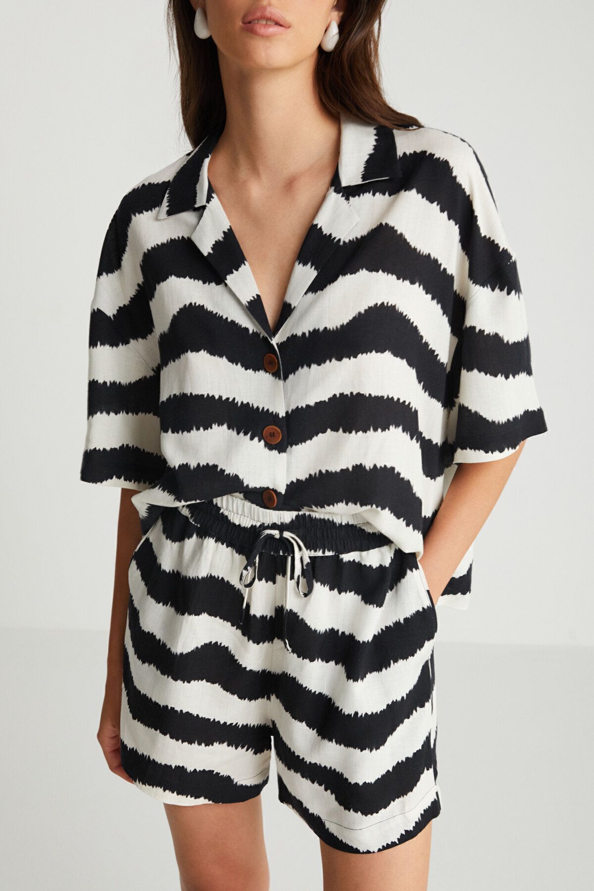 boneqa barcelona-Zebra Patterned Shorts 5