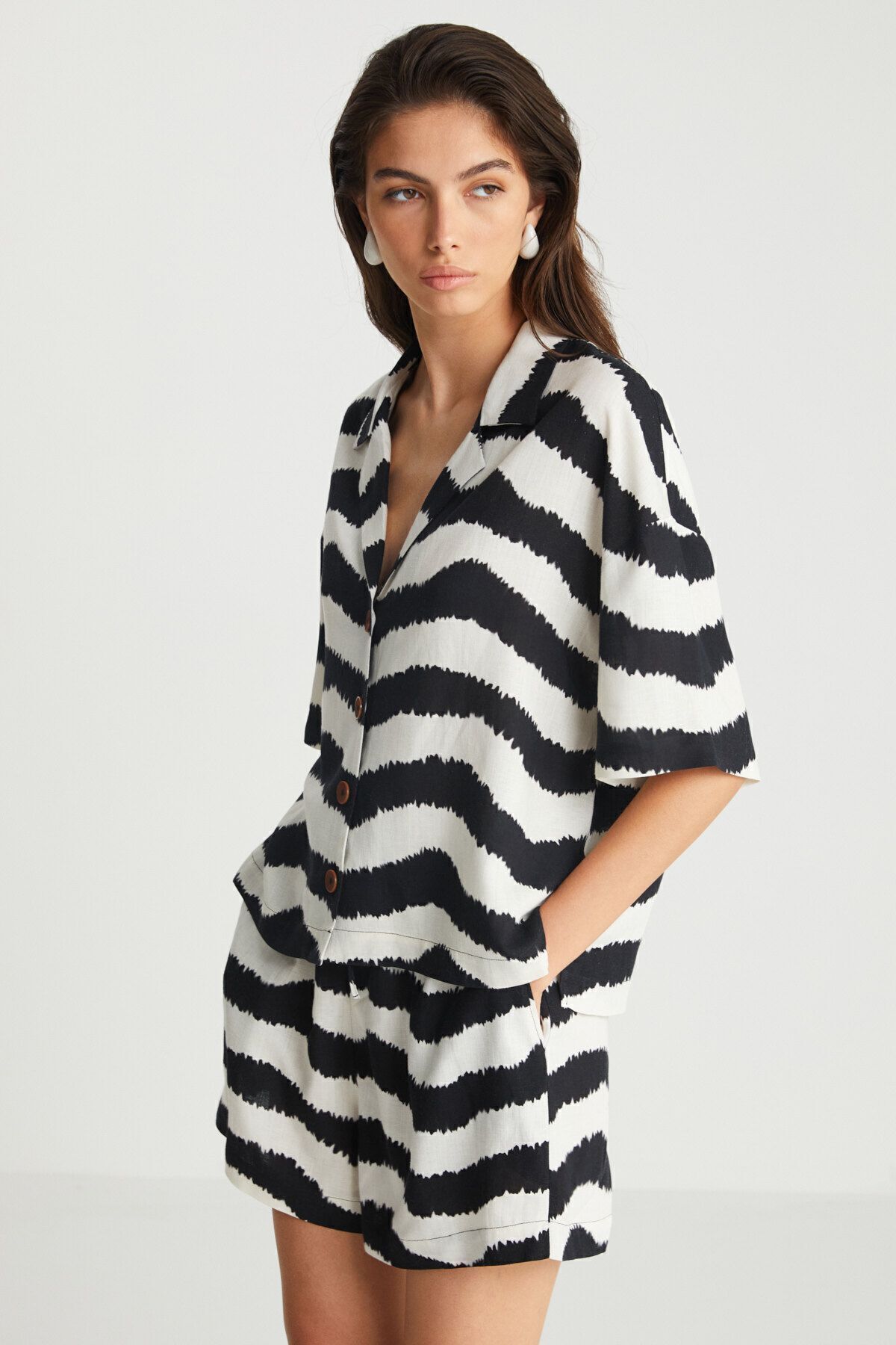 boneqa barcelona-Zebra Patterned Shorts 4