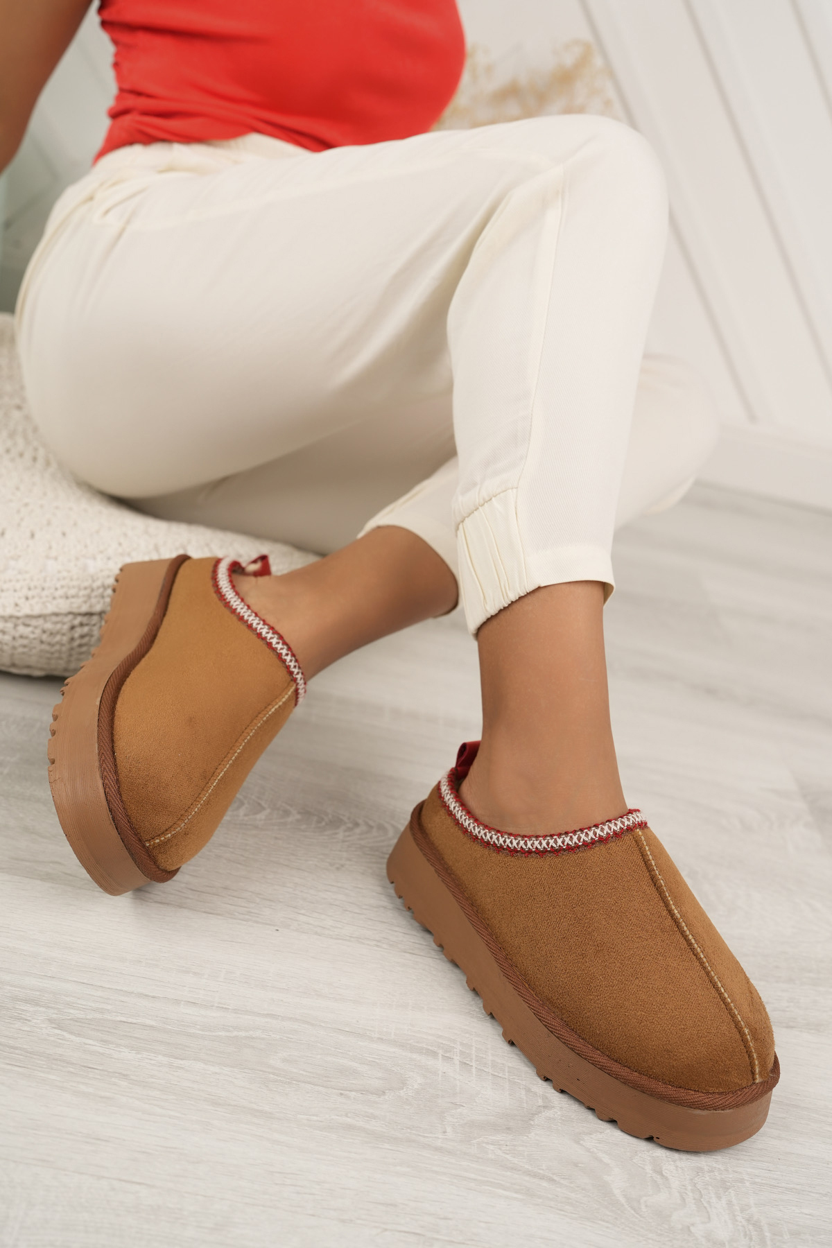 tusemmoda Női szőrös új szezon magas talpú téli papucs