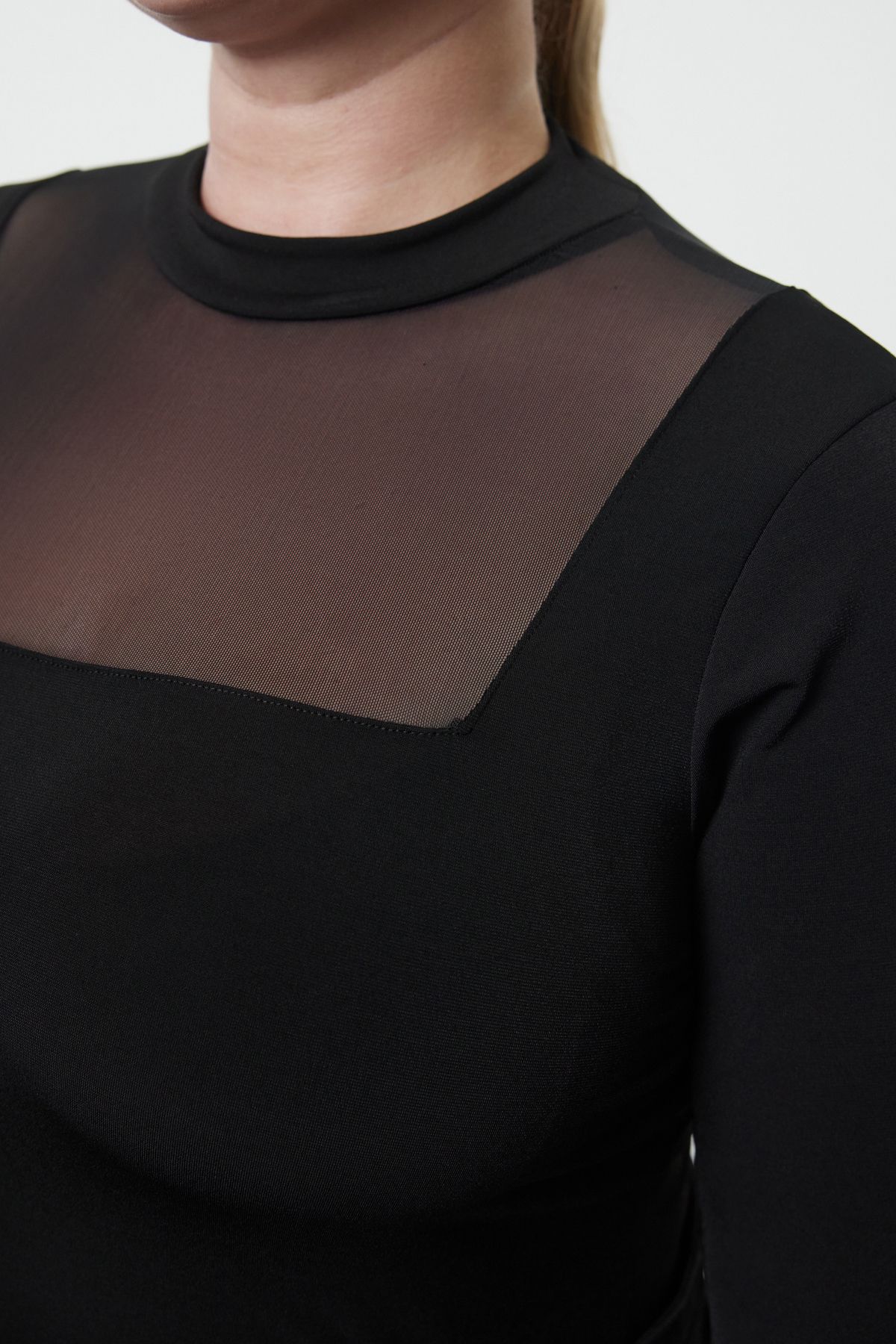 Trendyol Curve-جسم محبوك باللون الأسود مع تفاصيل من التول المرن - أكمام طويلة، ياقة واقفة TBBAW25CS00003 4