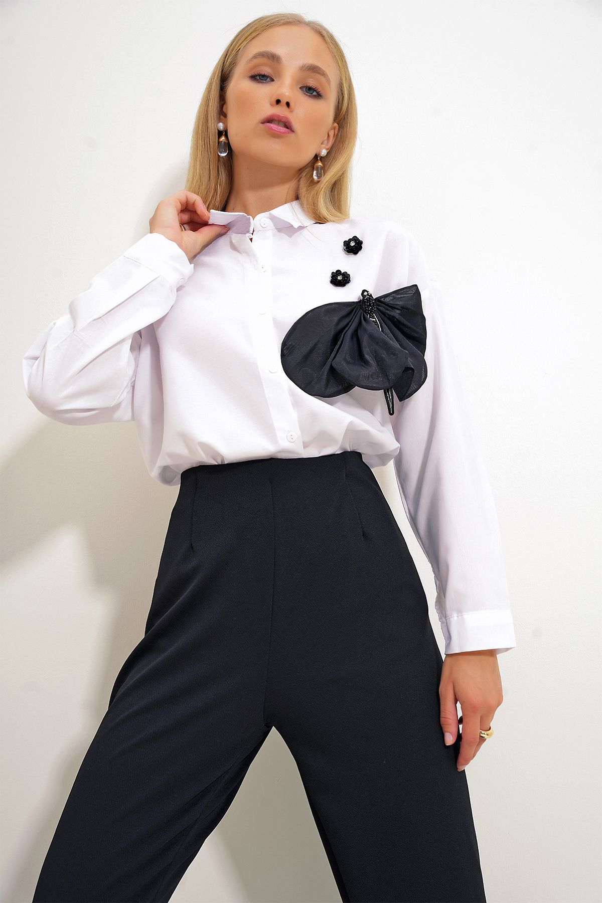 Trend Alaçatı Stili-Cămașă oversize de damă cu accesorii albe - ALC-X12657 4