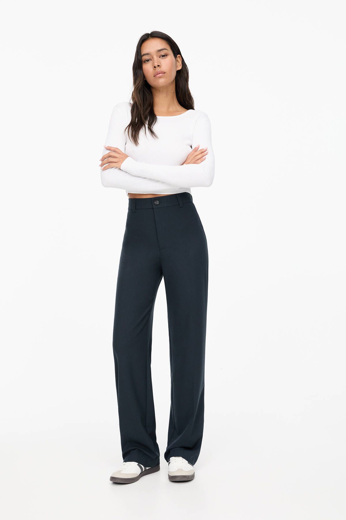 خرید شلوار پارچه‌ای زنانه مدل استریت با کمر کشی و طراحی دکمه‌دار Pull & Bear