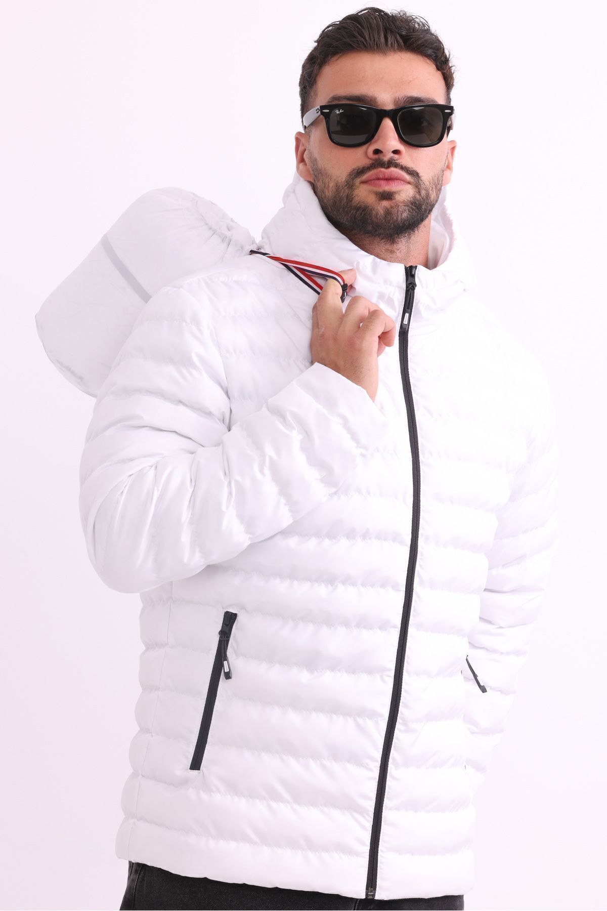 کاپشن ورزشی سبک وزن کلاه دار ضد باد سفید مردانه با کیف قابل حمل و الیاف پرکننده — سفید M-101 — تصویر 6 از 8