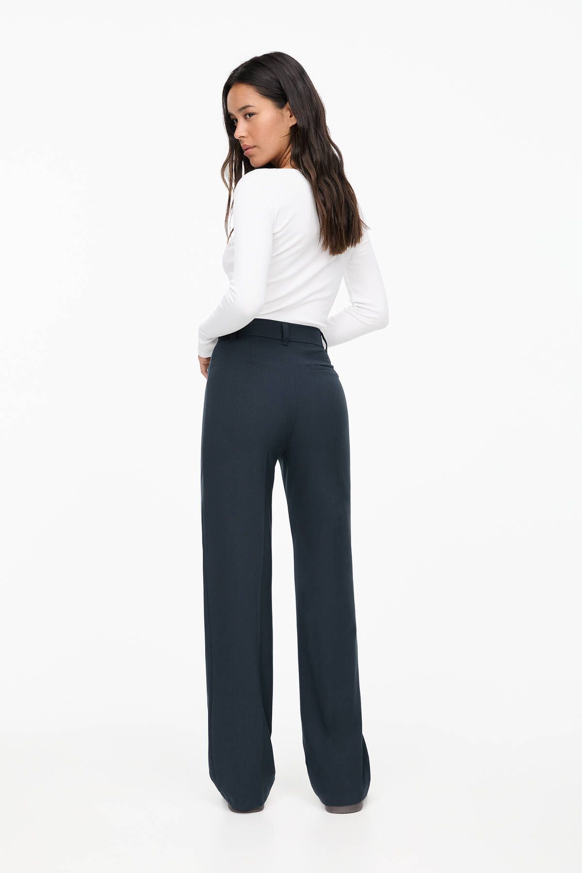 خرید شلوار پارچه‌ای زنانه مدل استریت با کمر کشی و طراحی دکمه‌دار Pull & Bear