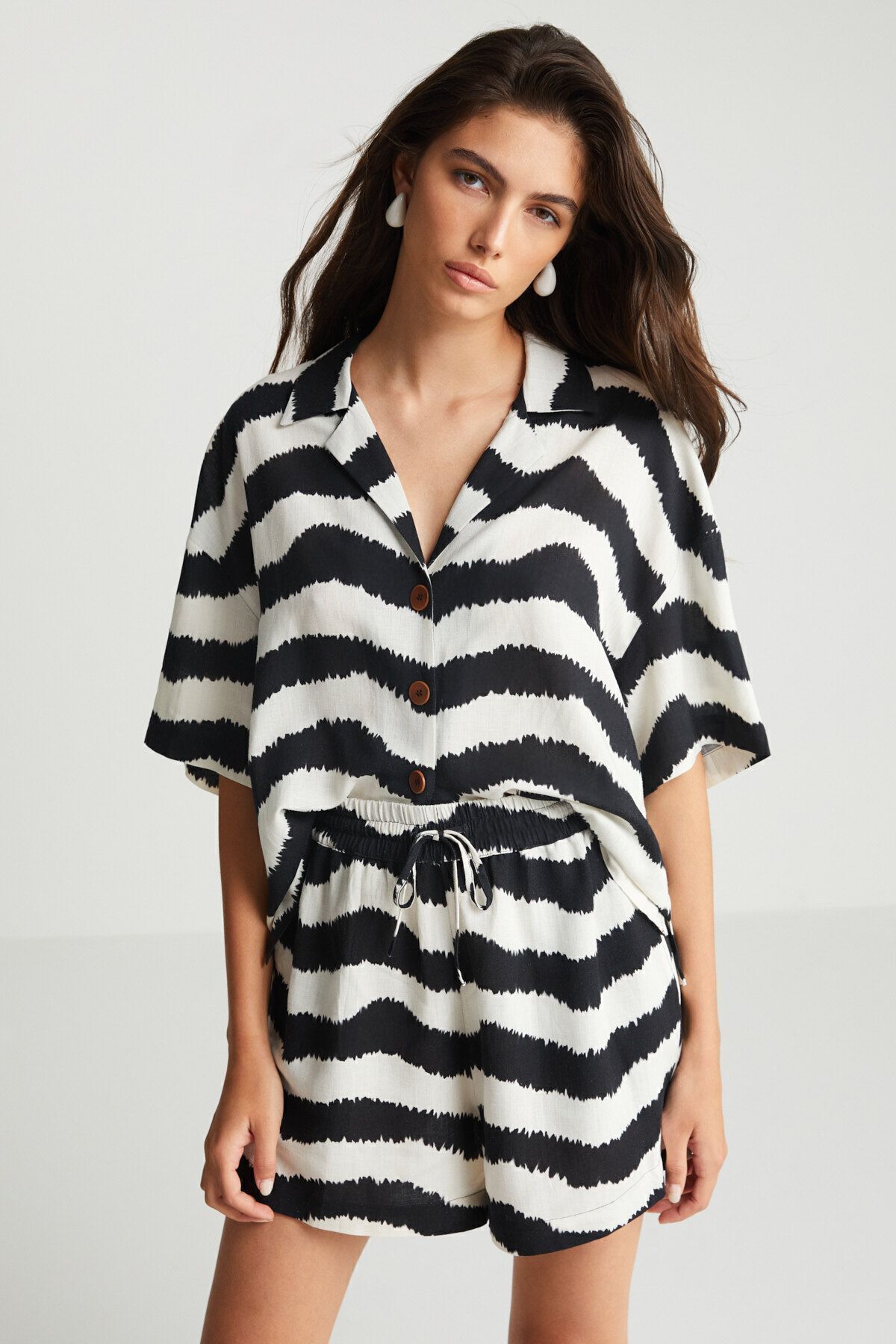 boneqa barcelona-Zebra Patterned Shorts 2