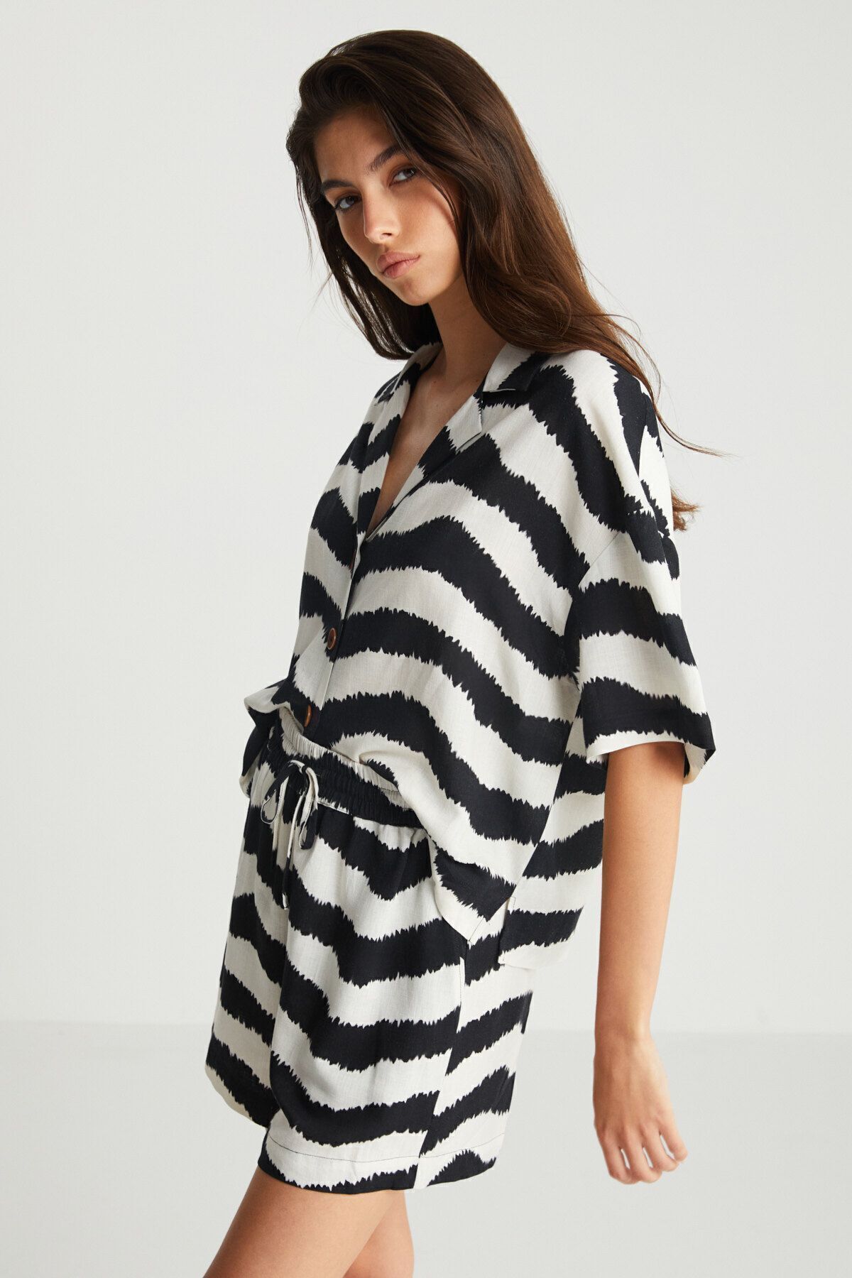 boneqa barcelona-Zebra Patterned Shorts 6