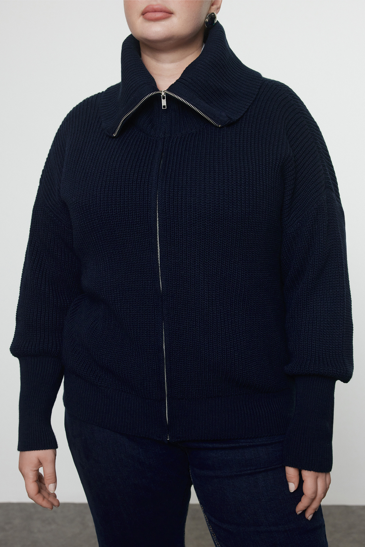 Trendyol Curve-Marineblauer Crop-Strick-Cardigan mit Umlegekragen und Reißverschluss – TBBAW25AV00009 3