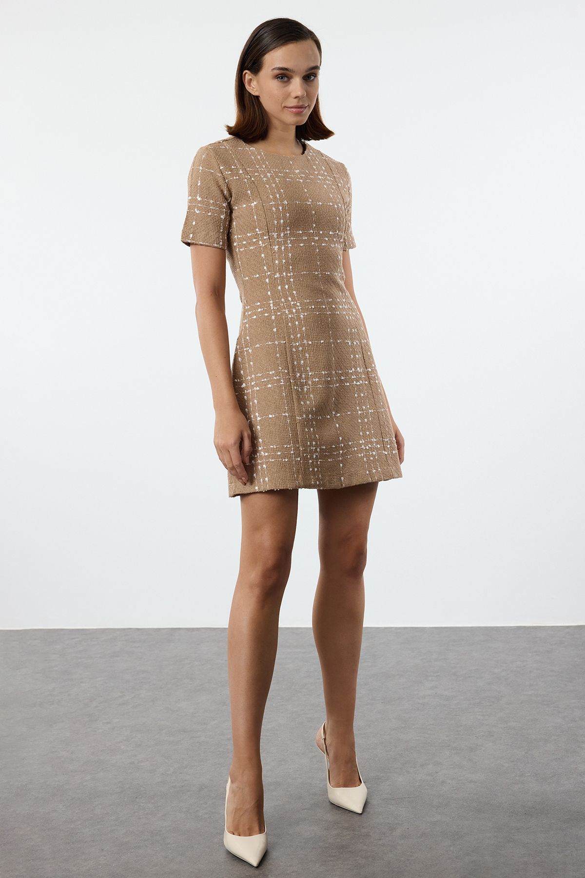 Trendyol Collection Sukienka Tweedowa W Kratę Camel Plaid O Prostym Kroju - Twoaw24el00698 Kobieta - 38