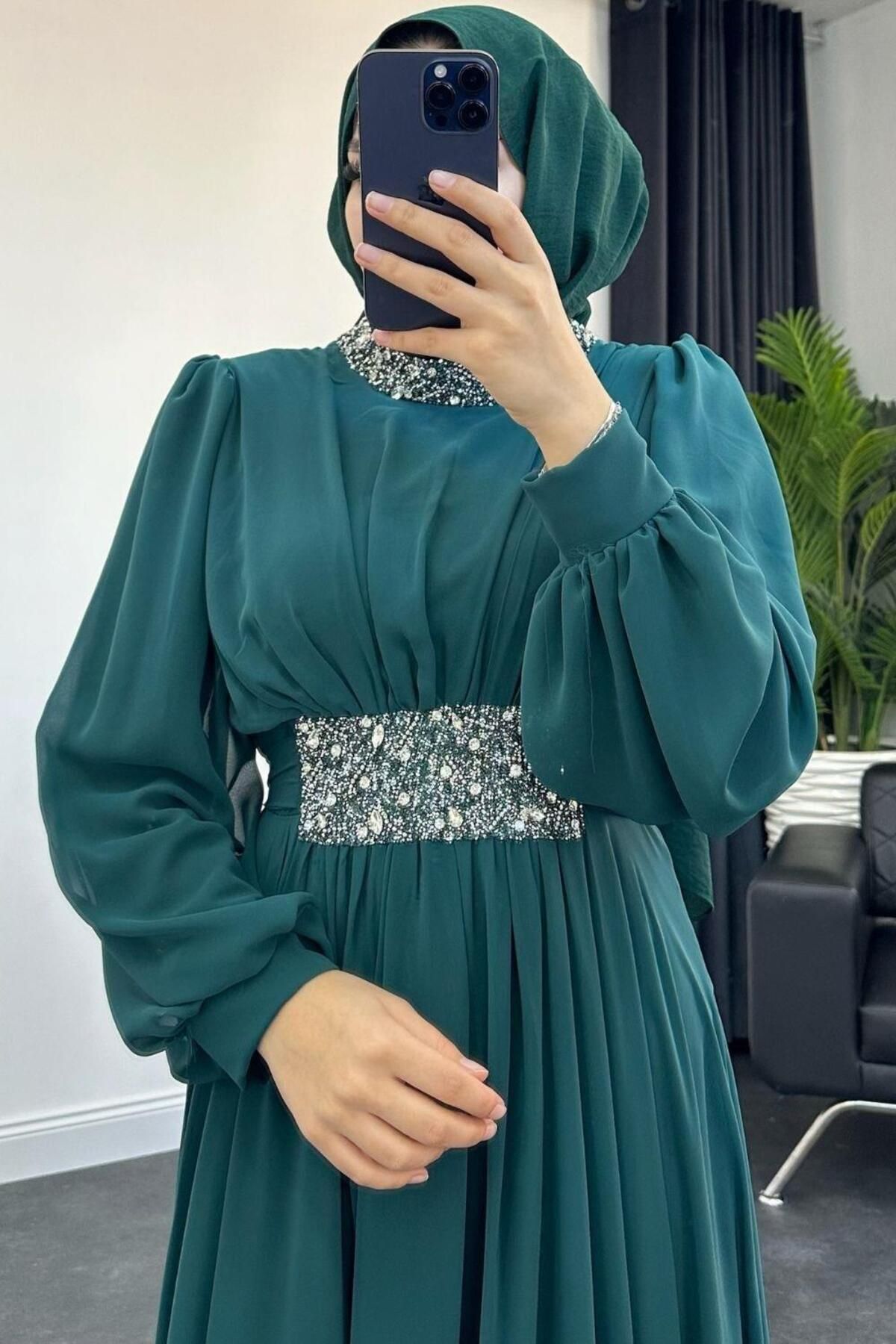 لباس شب پوشیده سبز زنانه نوعی پارچه ابریشمی زمرد MERVEN AKYÜZ