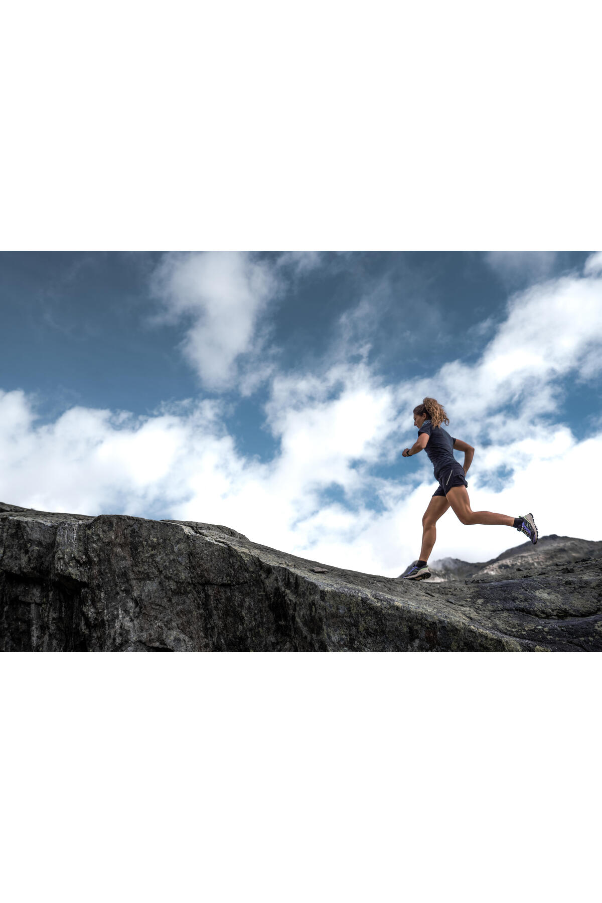 Decathlon Kiprun Kadın Dikişsiz Arazi Koşu Tişörtü - Siyah - Kiprun Run 500 Confort Slim görsel 8