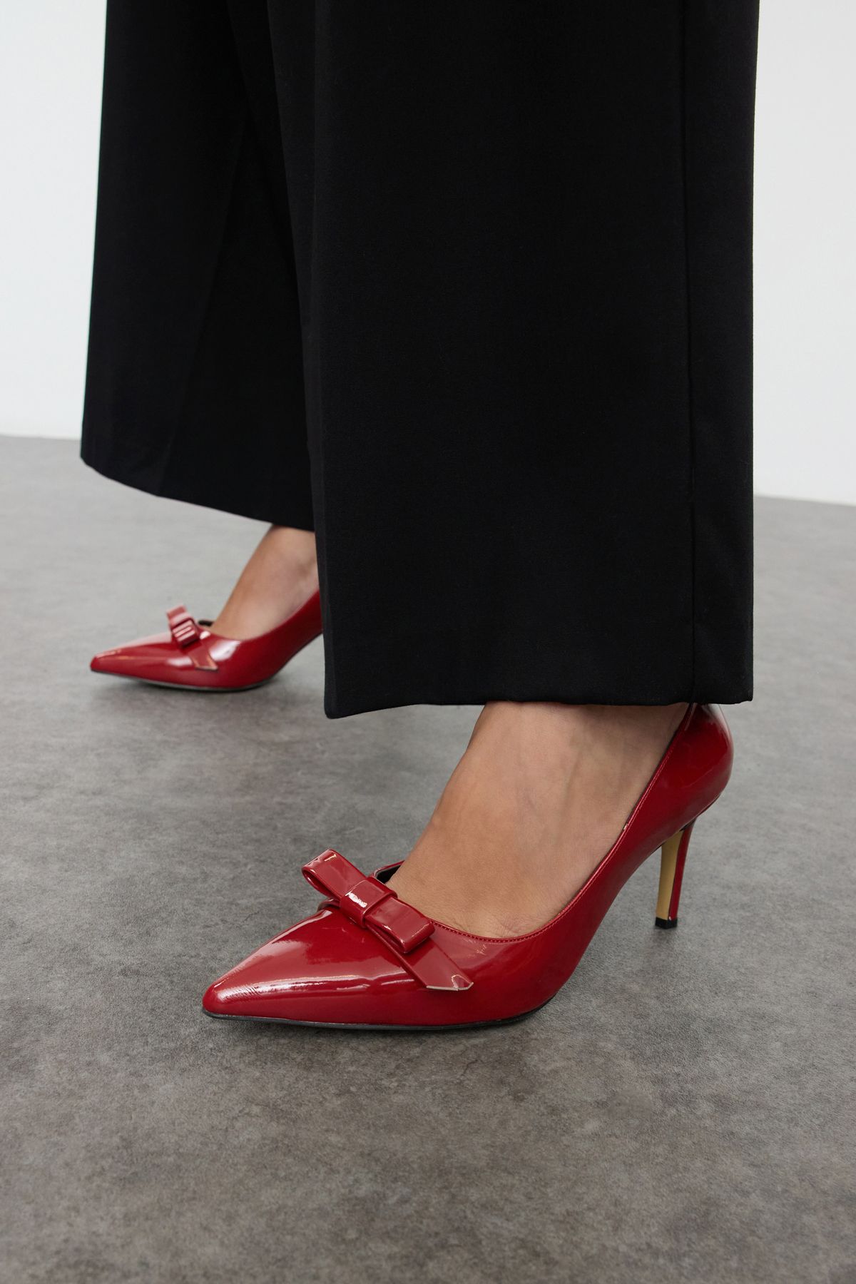 TRENDYOL SHOES Czerwone Kokardki Lakierowane Skórzane Damskie Klasyczne Szpilki Na Cienkim Obcasie Takaw25to00031 Kobieta - 36