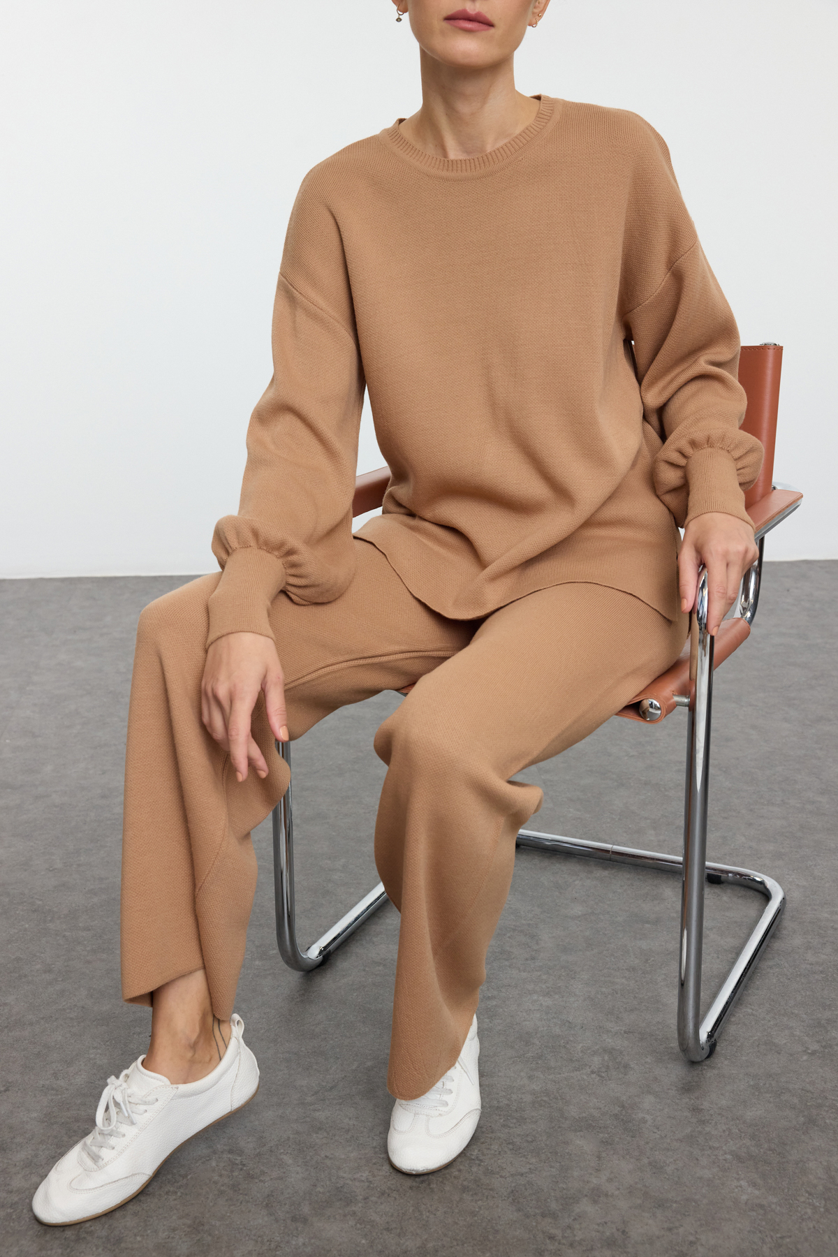 Trendyol Collection Kamelfarbenes Basic-Strick-Unter-Ober-Set mit breiter Passform TEDAW25AU00004