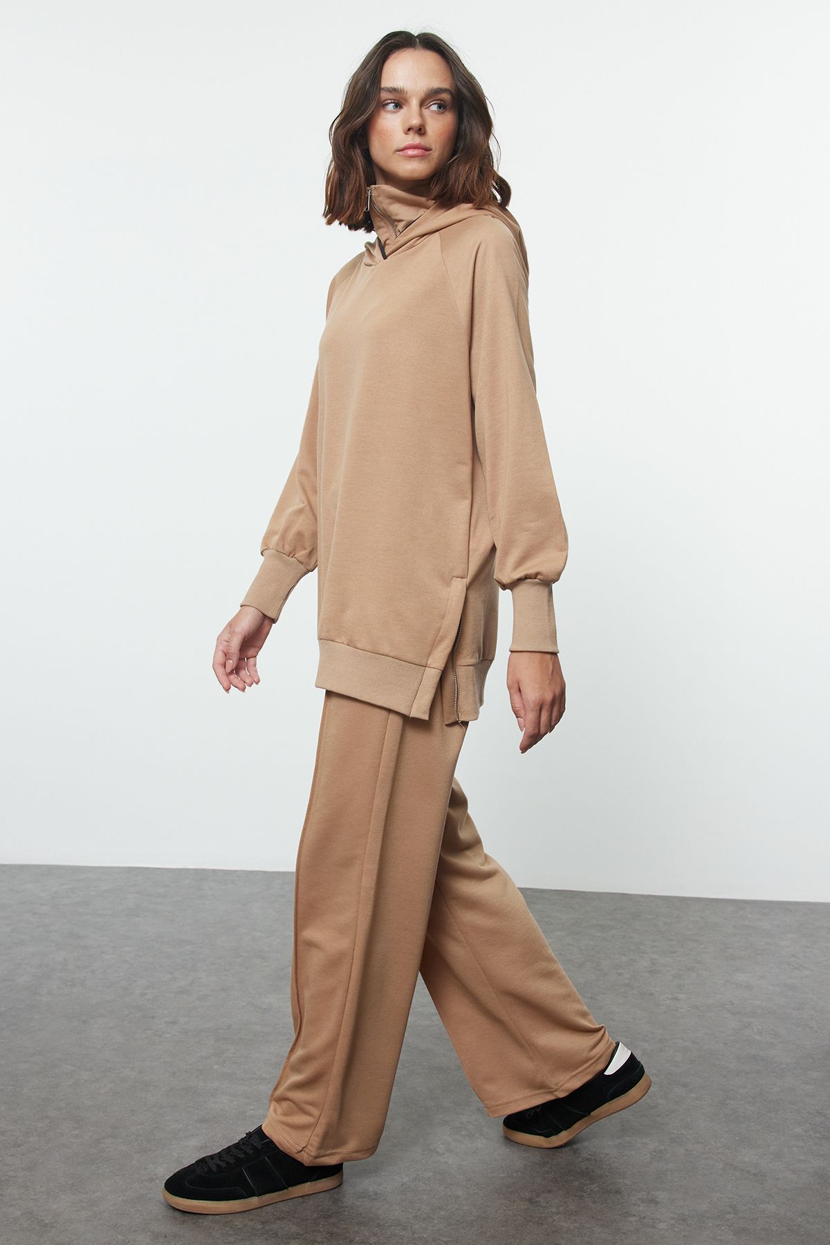 Trendyol Modest-Μπεζ αθλητική φόρμα με κουκούλα - Λεπτομέρεια με φερμουάρ TCTAW25EN00001 2