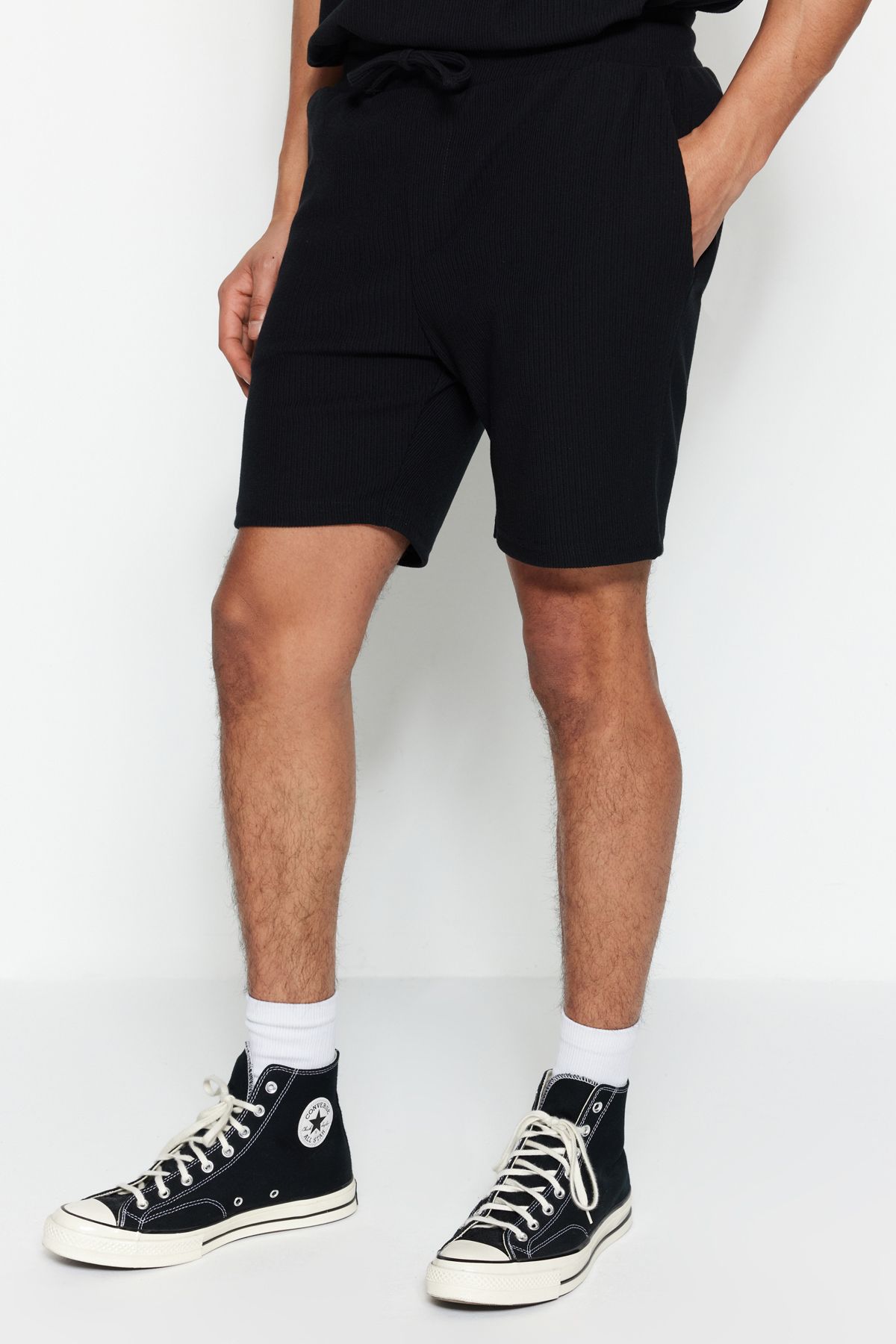 Trendyol Collection-Schwarze Ottoman-Shorts mit normalem Schnitt, knitterfrei, zum Schnüren, mittlere Größe TMNSS23SR00039 5