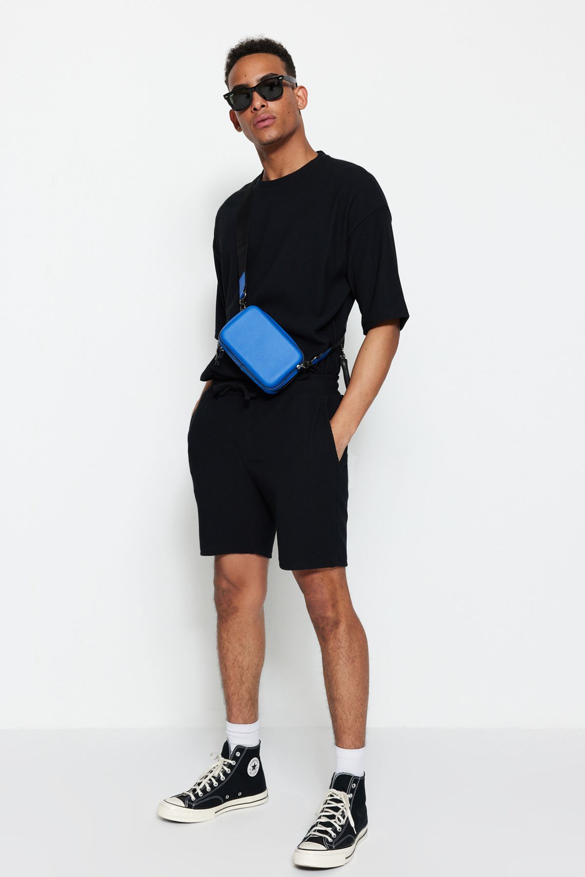 Trendyol Collection-Schwarze Ottoman-Shorts mit normalem Schnitt, knitterfrei, zum Schnüren, mittlere Größe TMNSS23SR00039 3