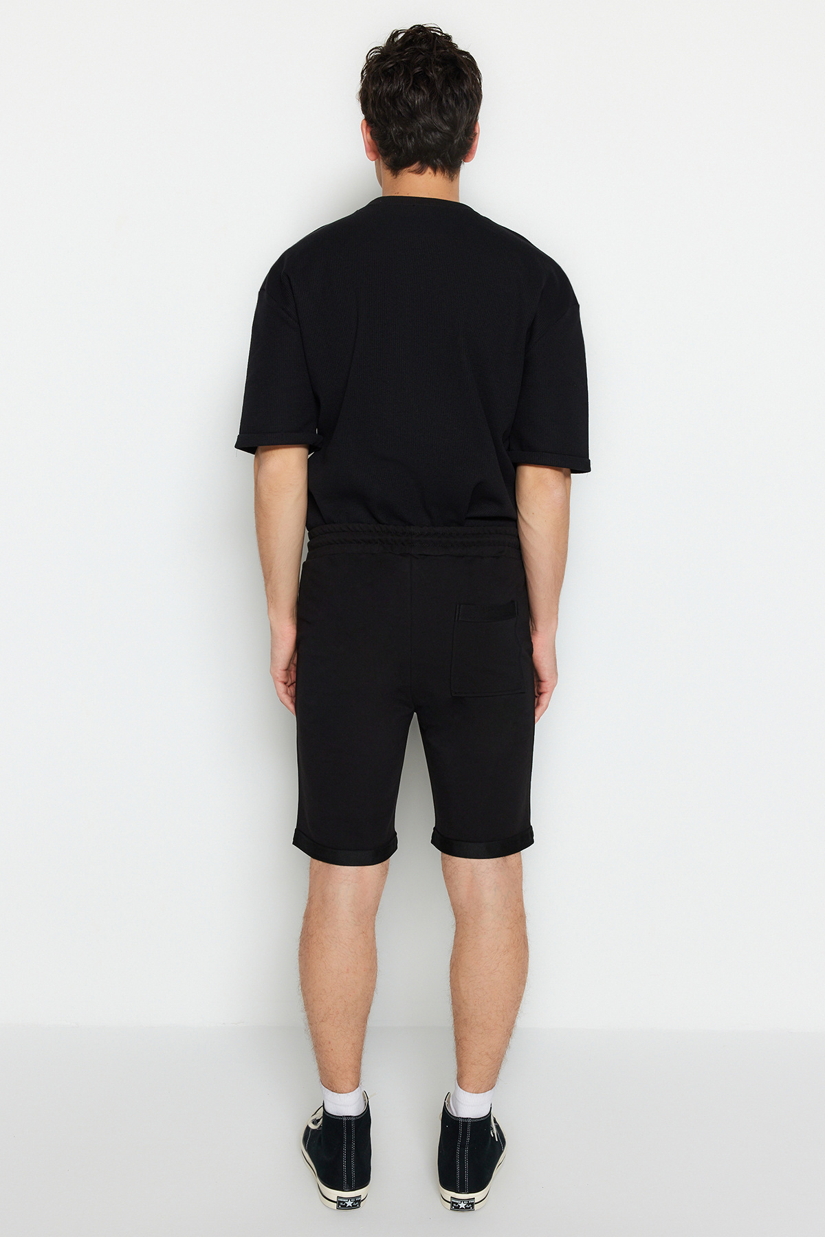 Trendyolmilla  Siyah Regular/Normal Kesim Orta Boy Lastik Belli Bağcıklı Duble Paça Şort TMNSS21SR0046 - Görsel 8